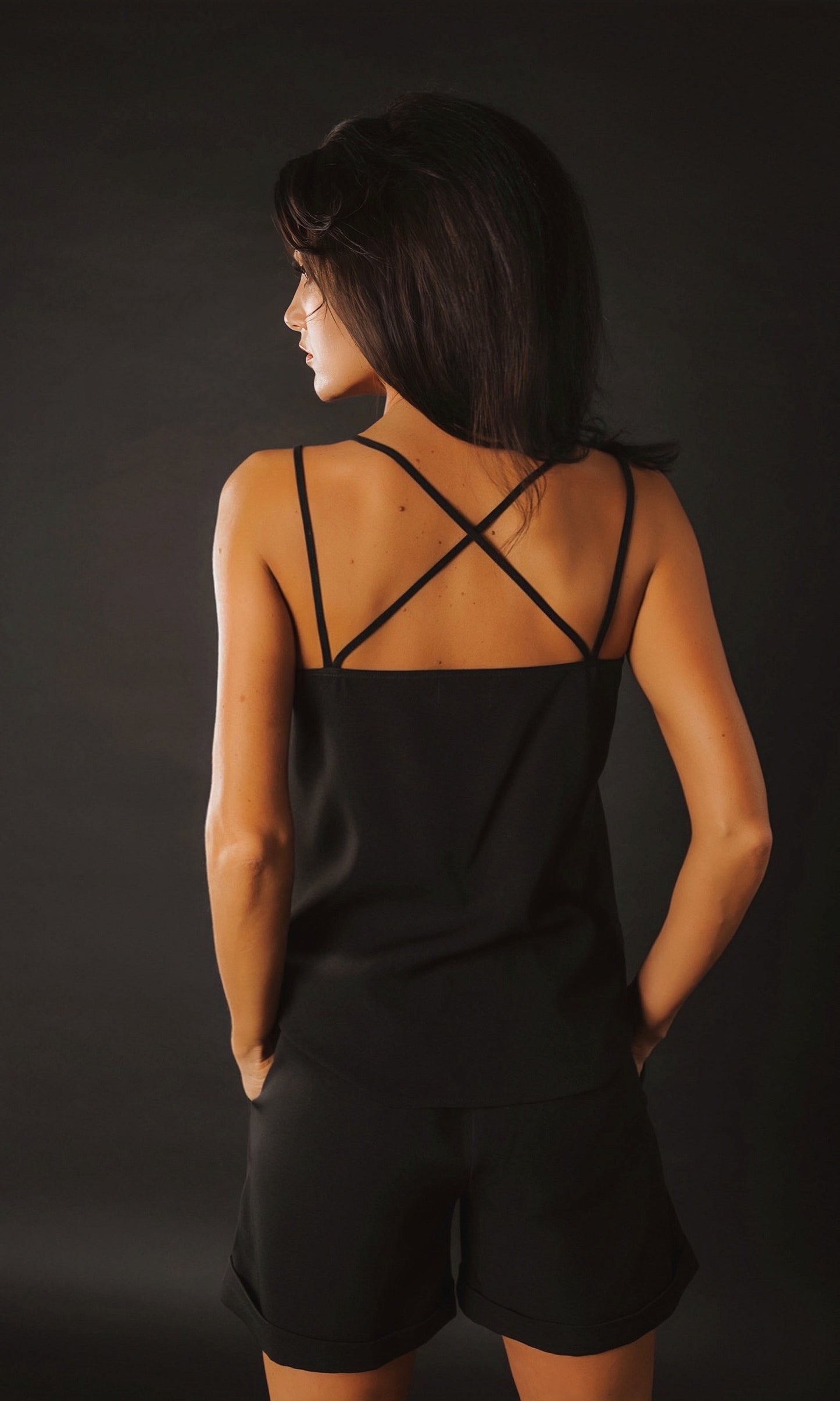 Vasaras apģērba komplekts - klasiski šorti ar kabatām un atlokiem, tops ar dubultajām lencēm