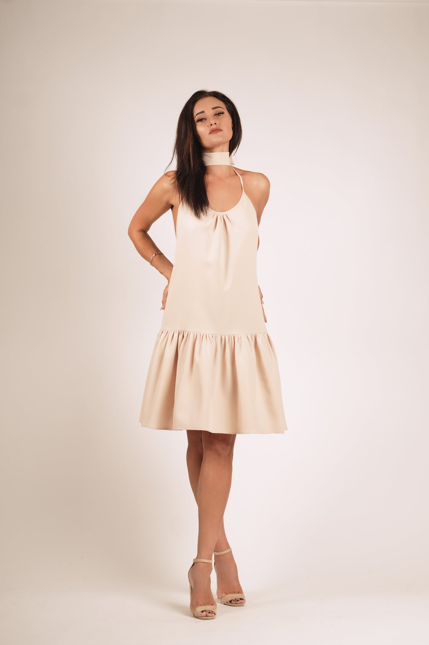 Īsa volānkleita ar atsegtu muguras daļu