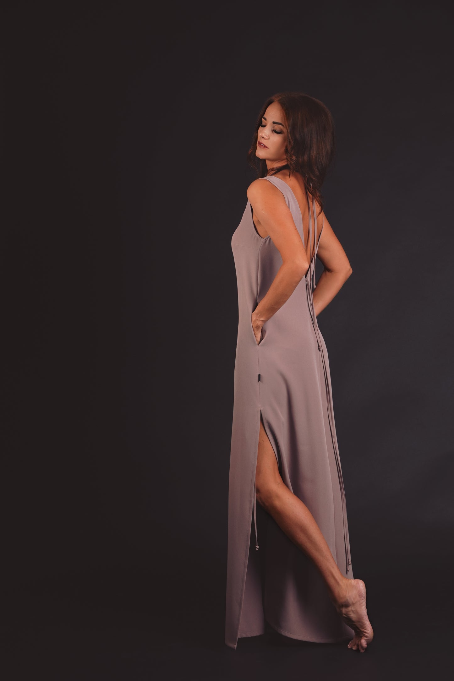 Kakao krāsas gara kleita ar atsegtu muguras daļu un šķēlumiem