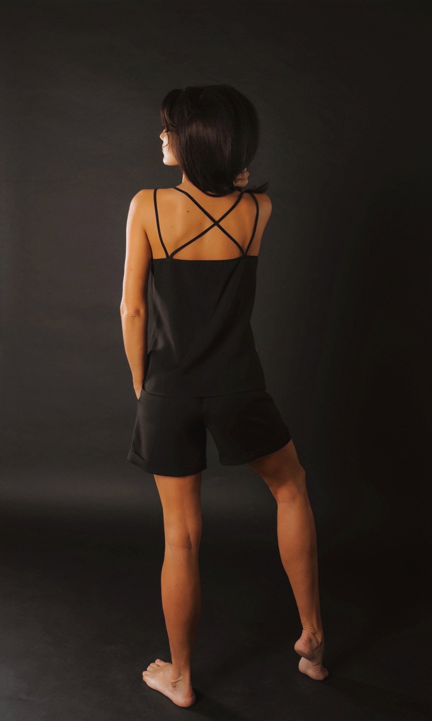 Vasaras apģērba komplekts - klasiski šorti ar kabatām un atlokiem, tops ar dubultajām lencēm