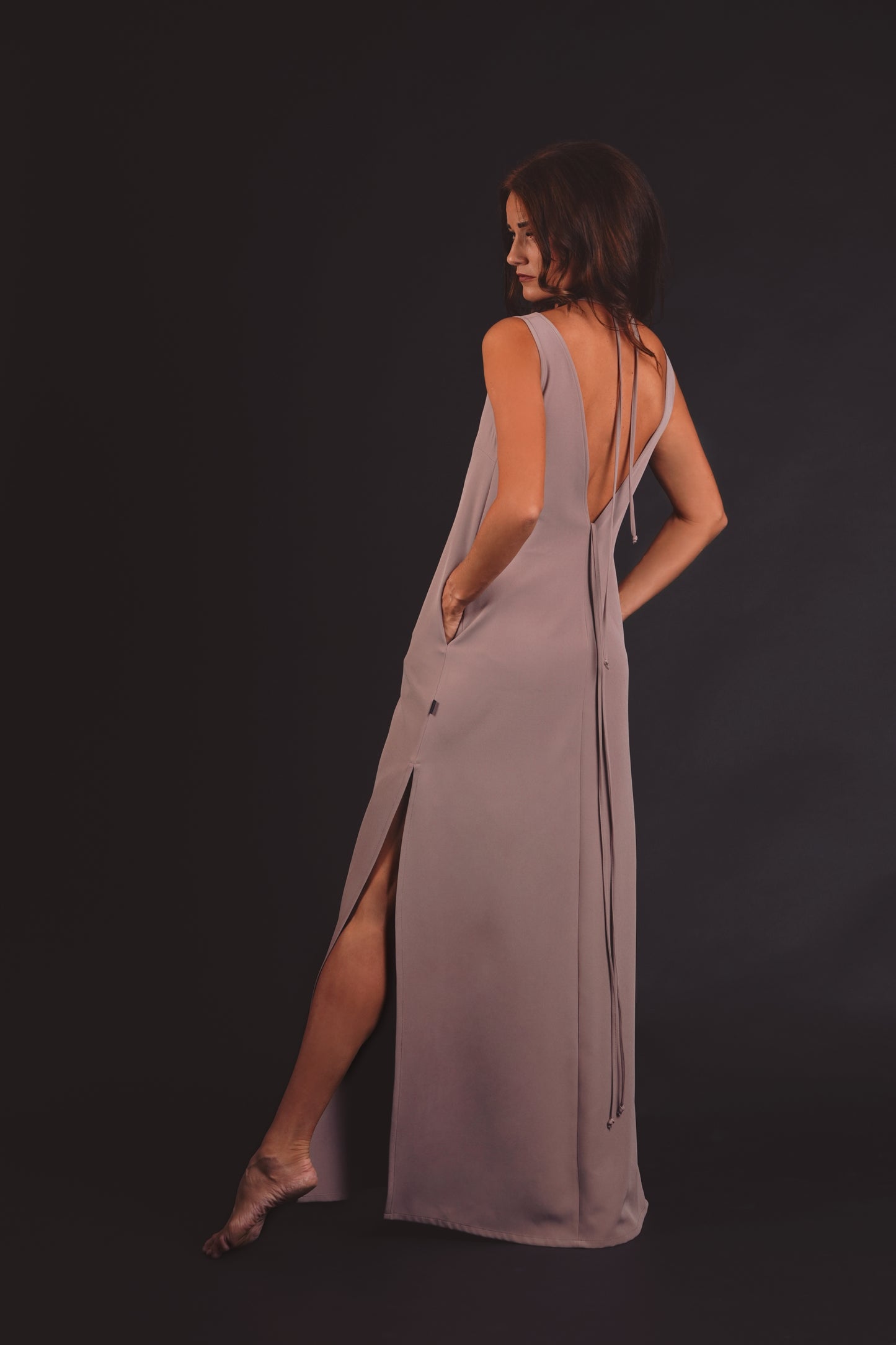 Kakao krāsas gara kleita ar atsegtu muguras daļu un šķēlumiem