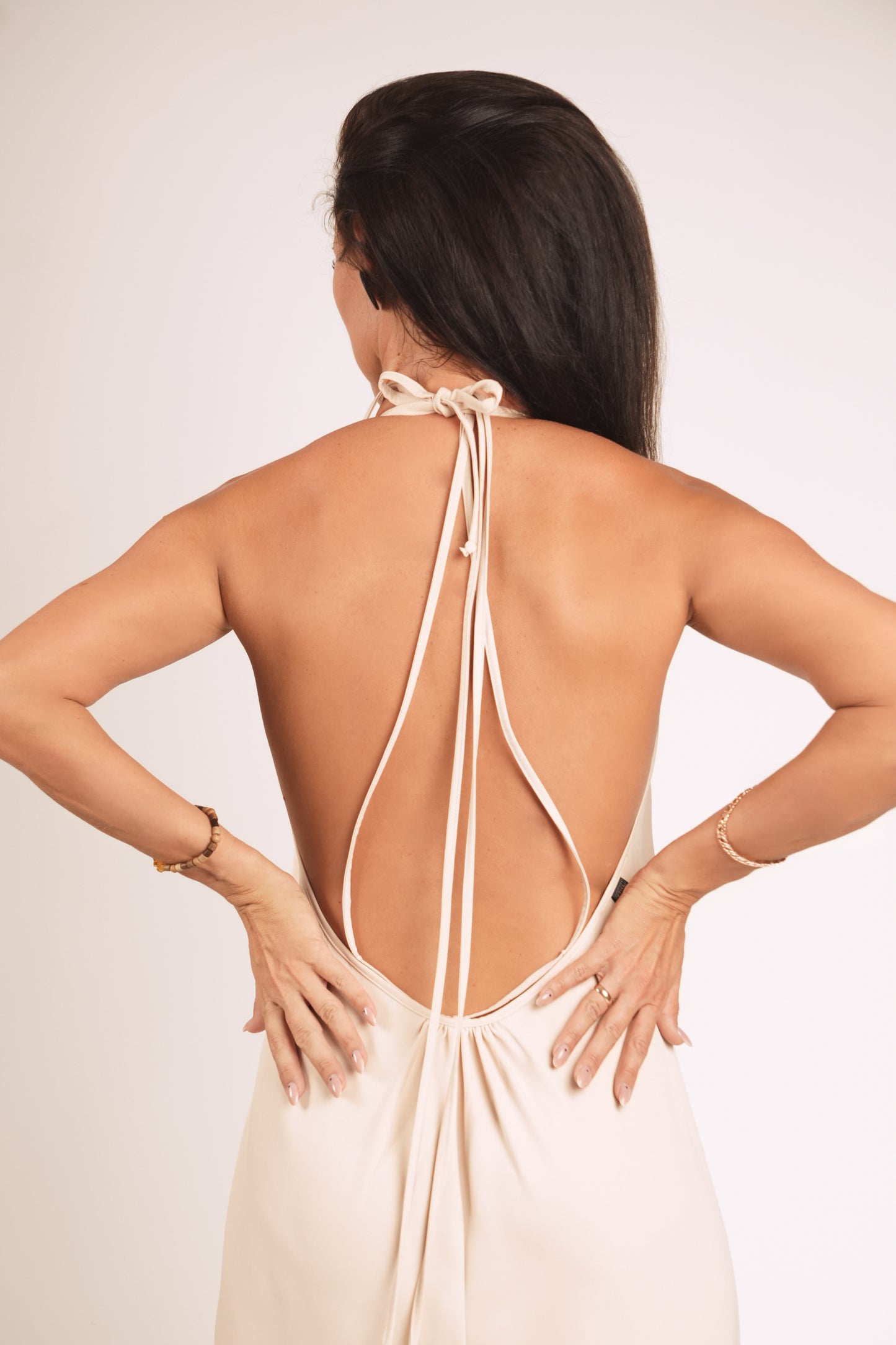 Gara volānkleita ar atsegtu muguras daļu