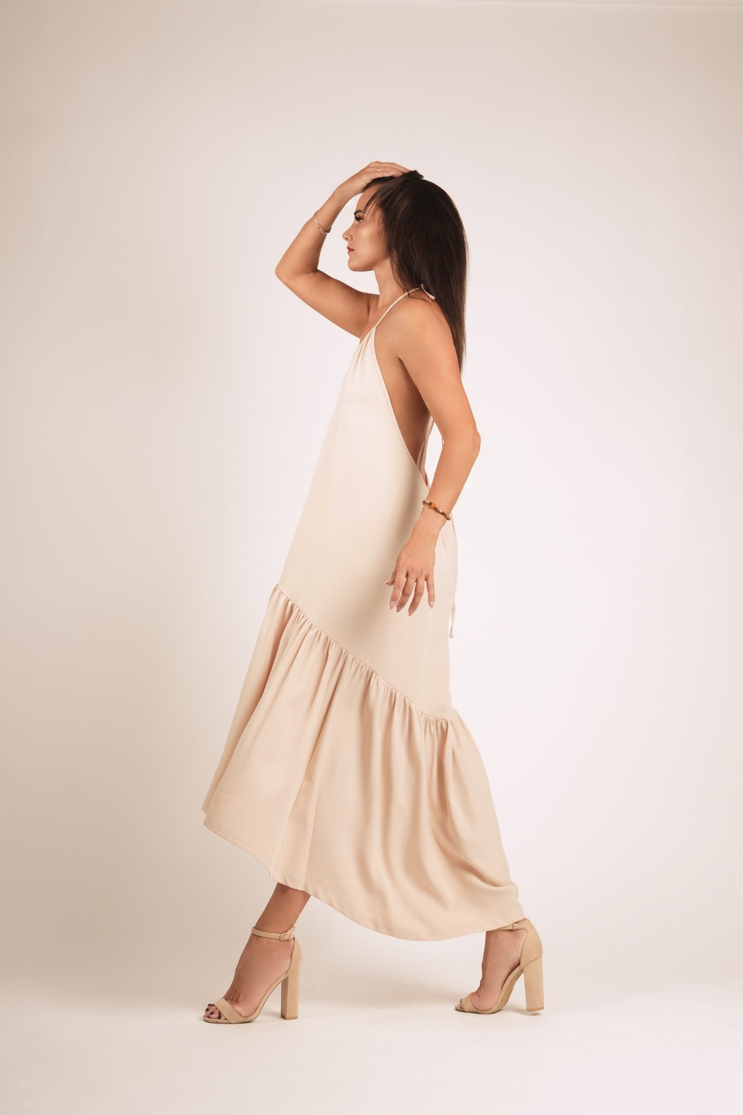 Gara volānkleita ar atsegtu muguras daļu