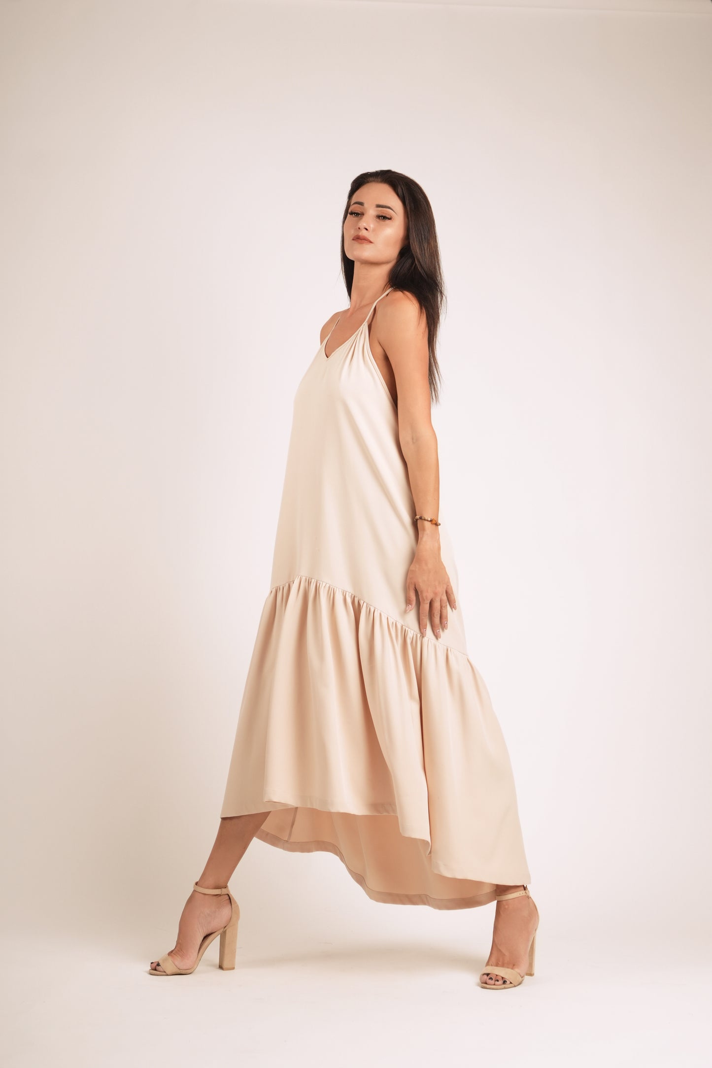 Gara volānkleita ar atsegtu muguras daļu