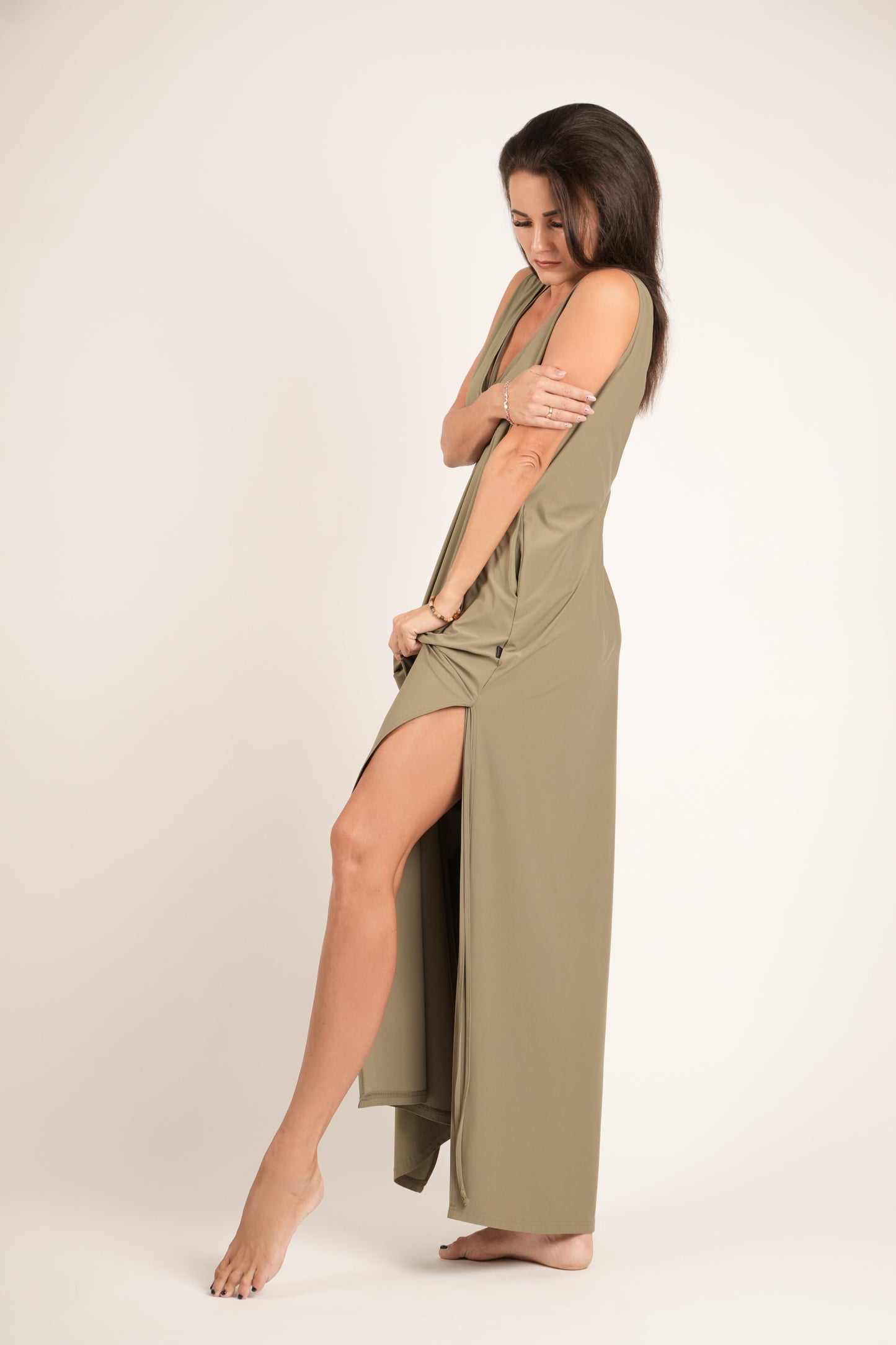 Gara kleita ar atsegtu muguras daļu un šķēlumiem, Likra