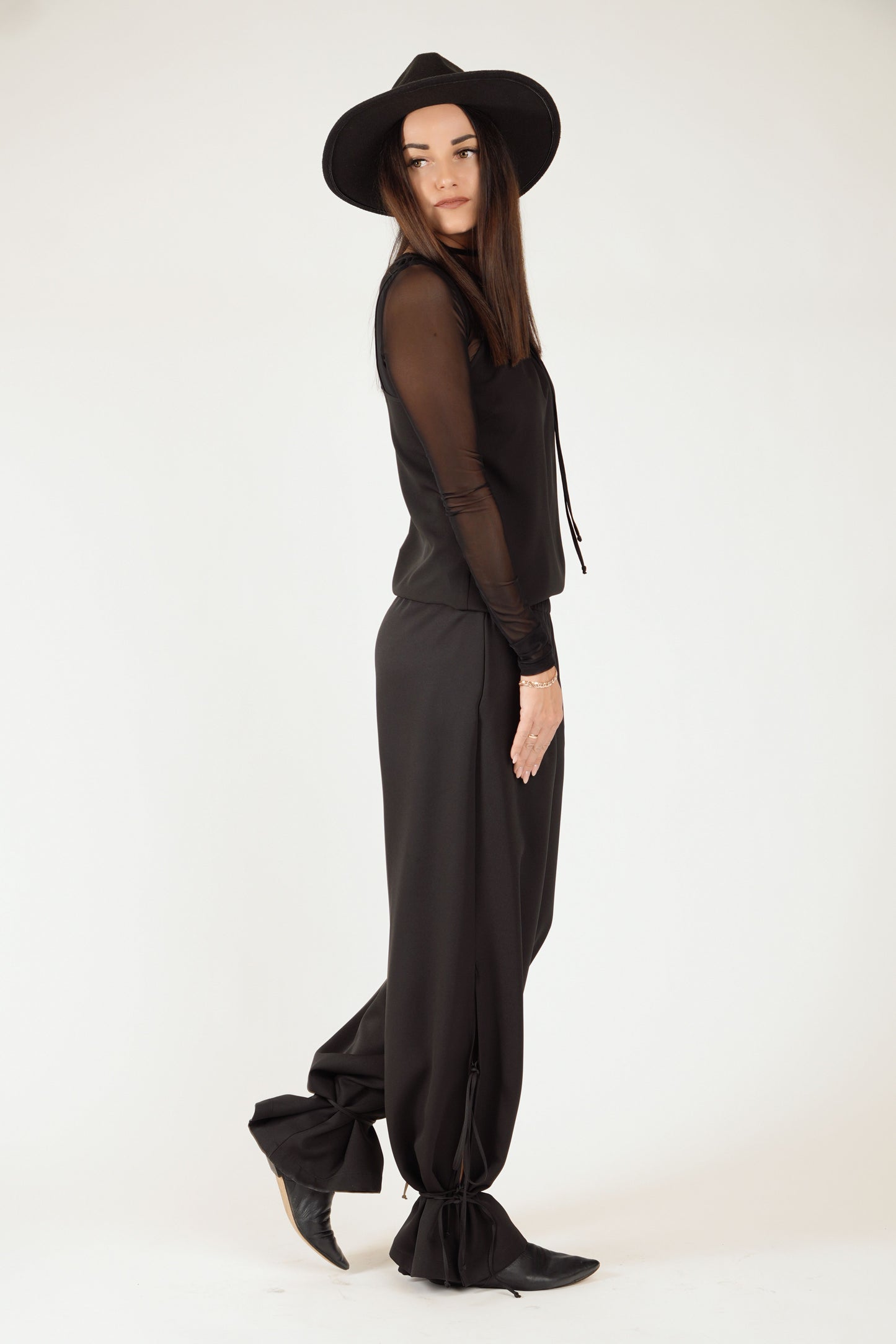 Melnas platas bikses ar šķēlumiem, gumijas jostu un sānu kabatām