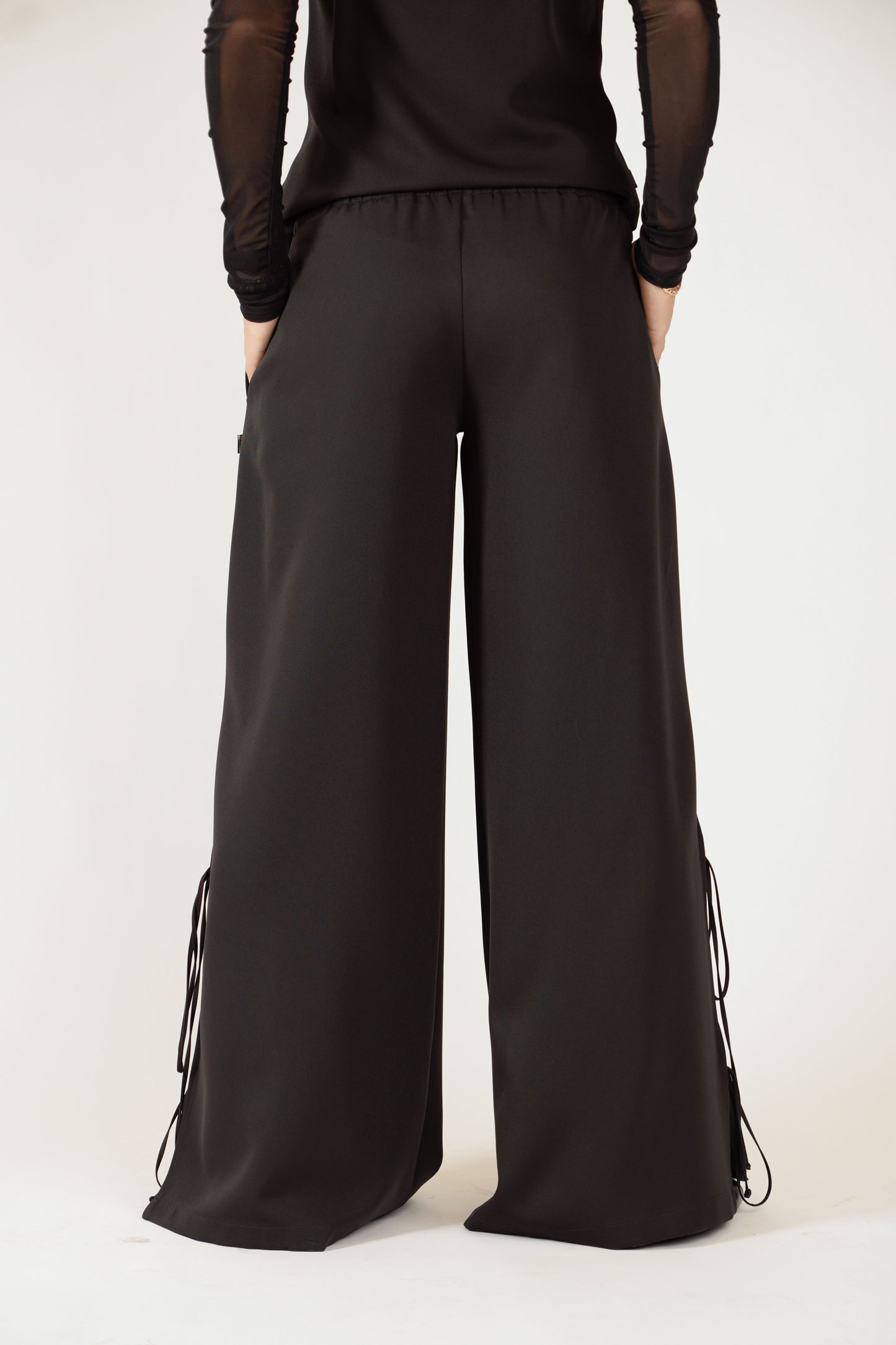 Melnas platas bikses ar šķēlumiem, gumijas jostu un sānu kabatām