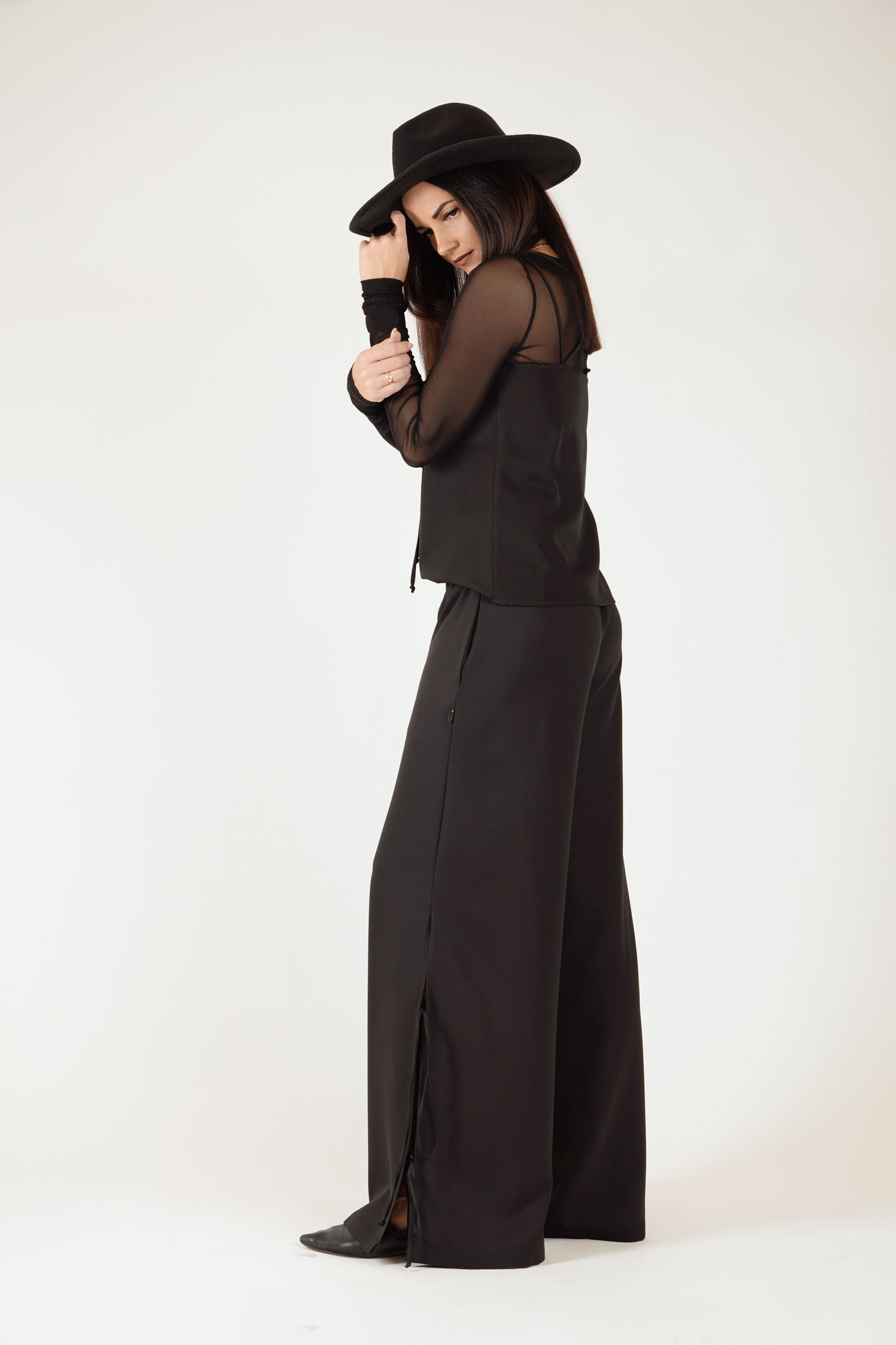 Melnas platas bikses ar šķēlumiem, gumijas jostu un sānu kabatām