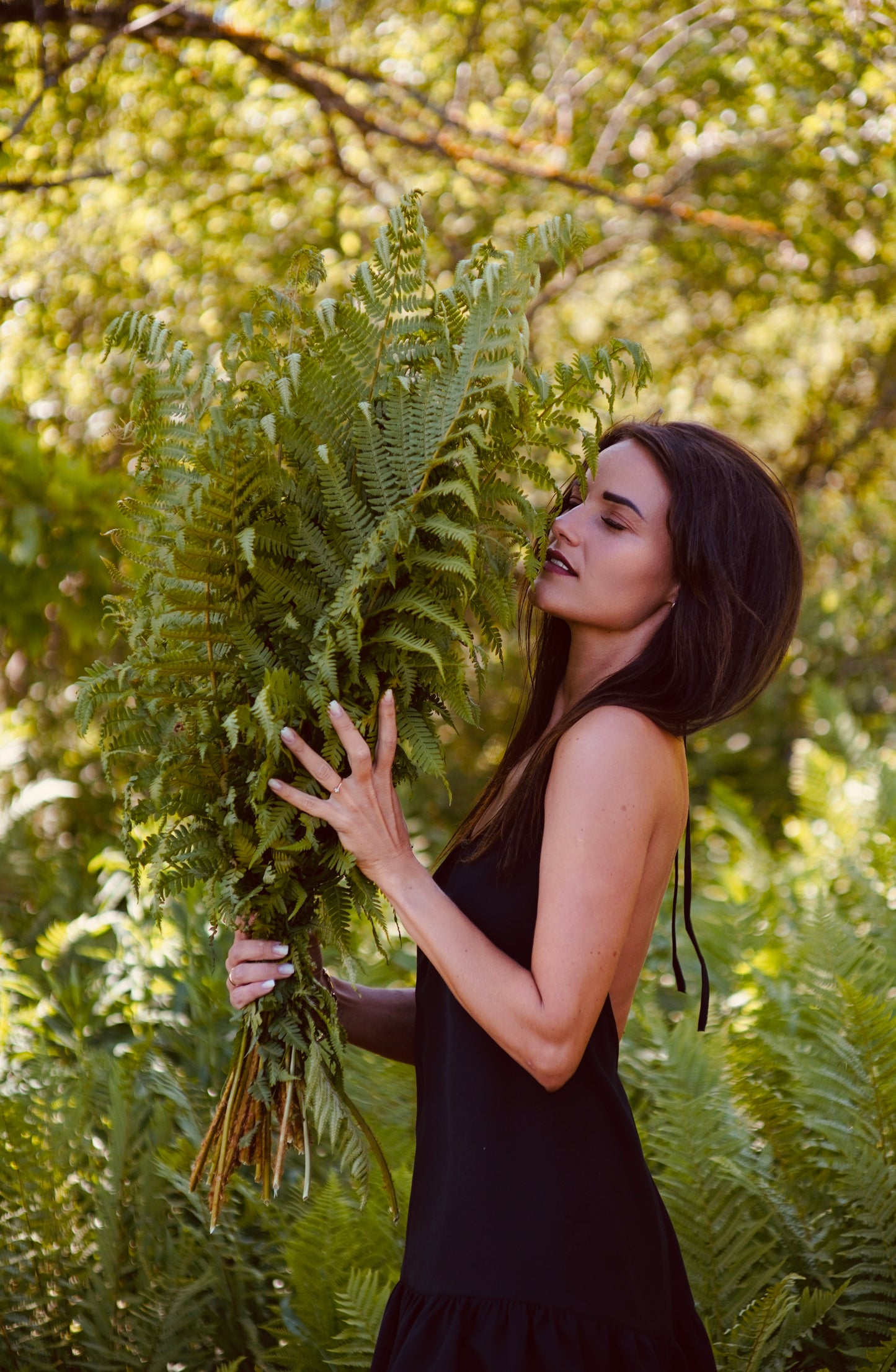 Īsa volānkleita ar atsegtu muguras daļu