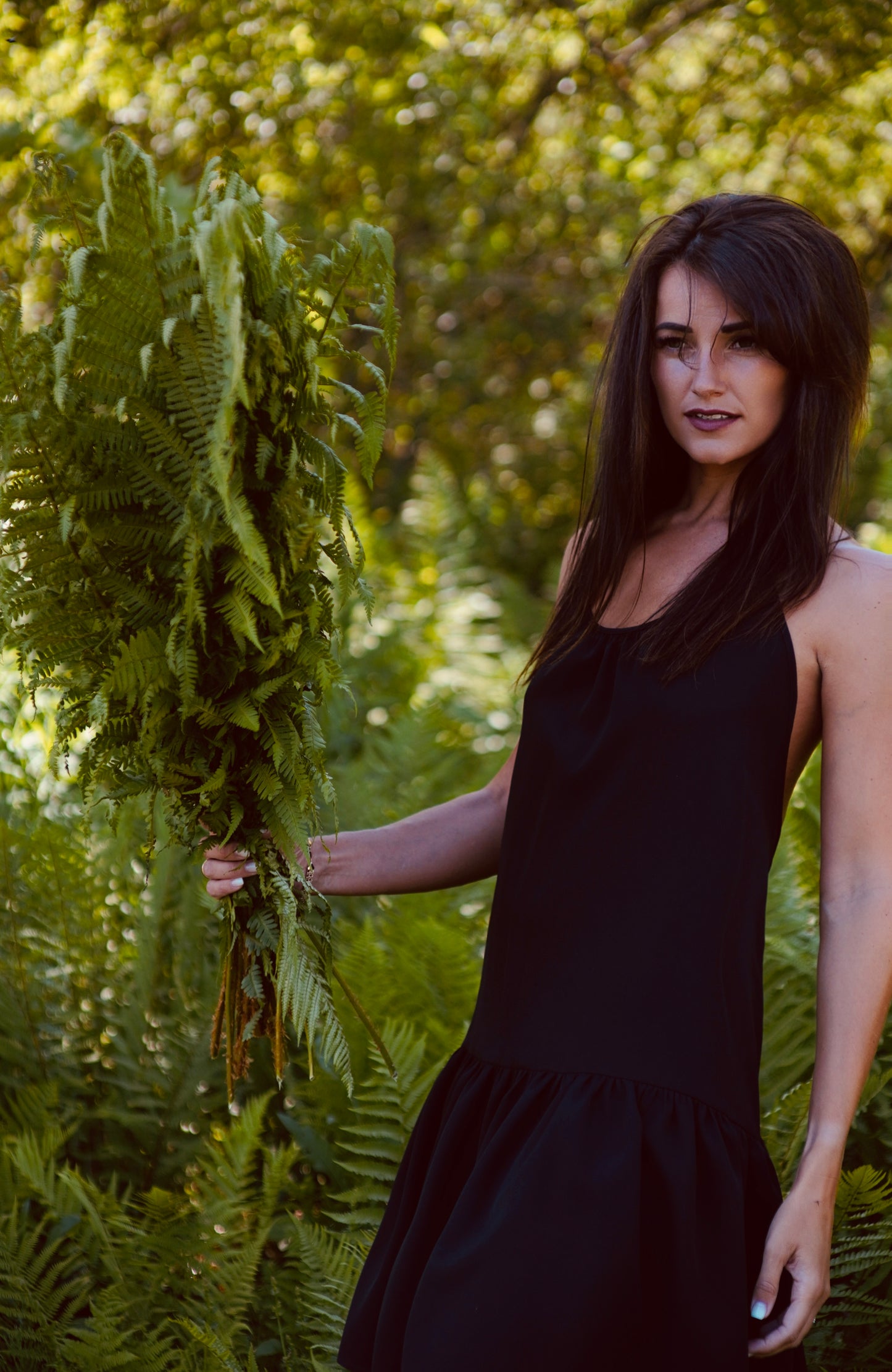 Īsa volānkleita ar atsegtu muguras daļu