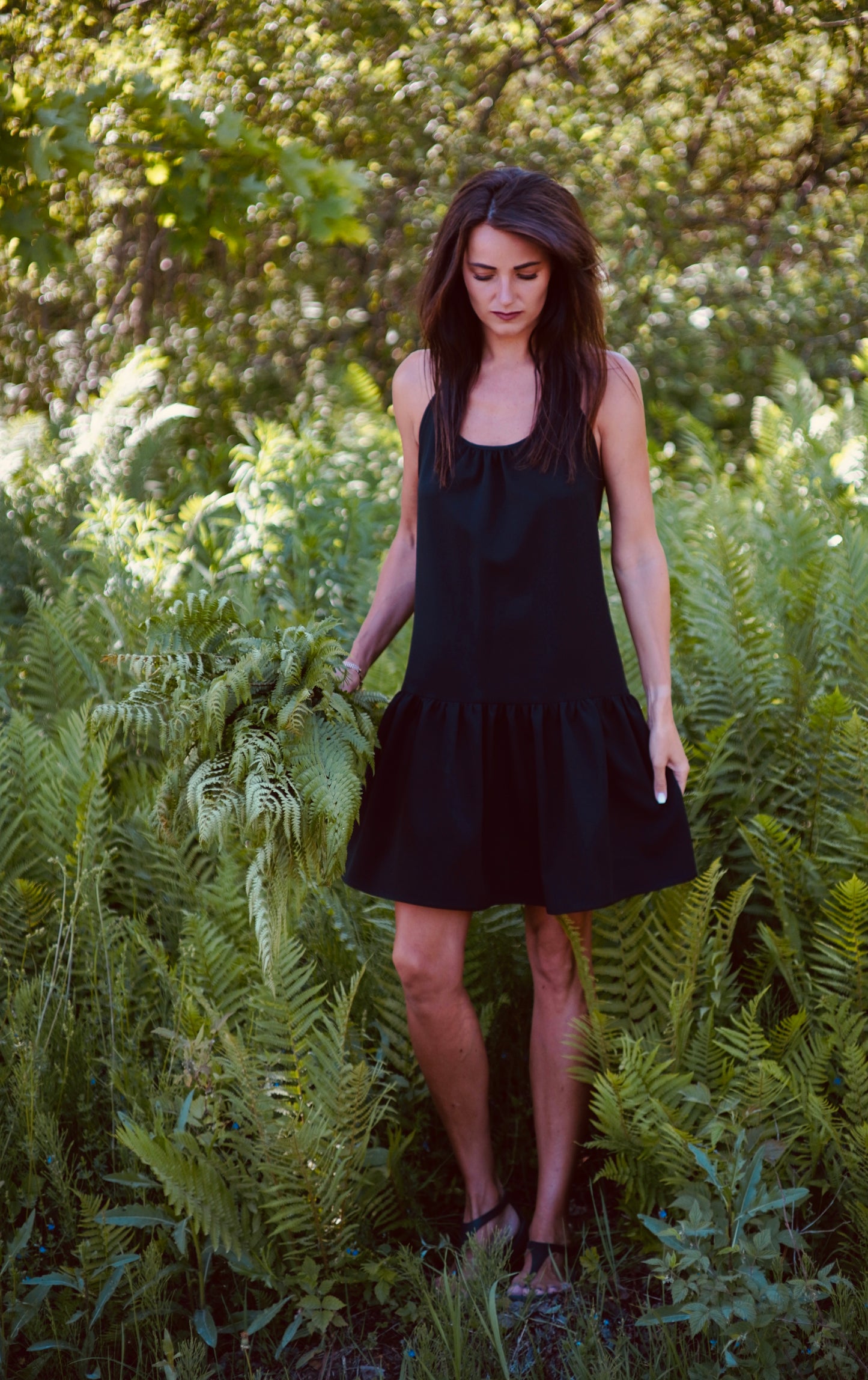 Īsa volānkleita ar atsegtu muguras daļu