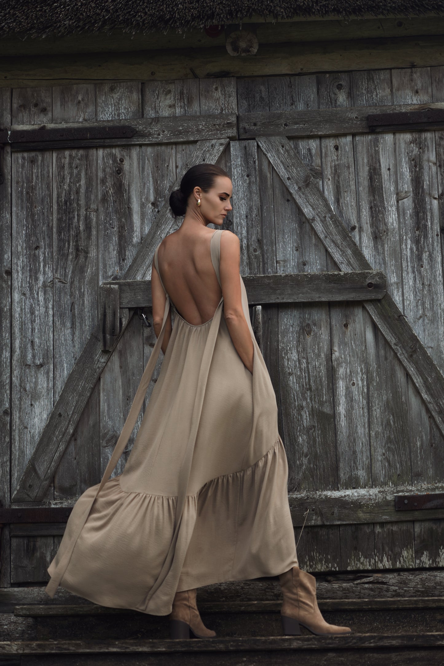 Gara volānkleita ar atsegtu muguras daļu un dekoltē šķēlumu