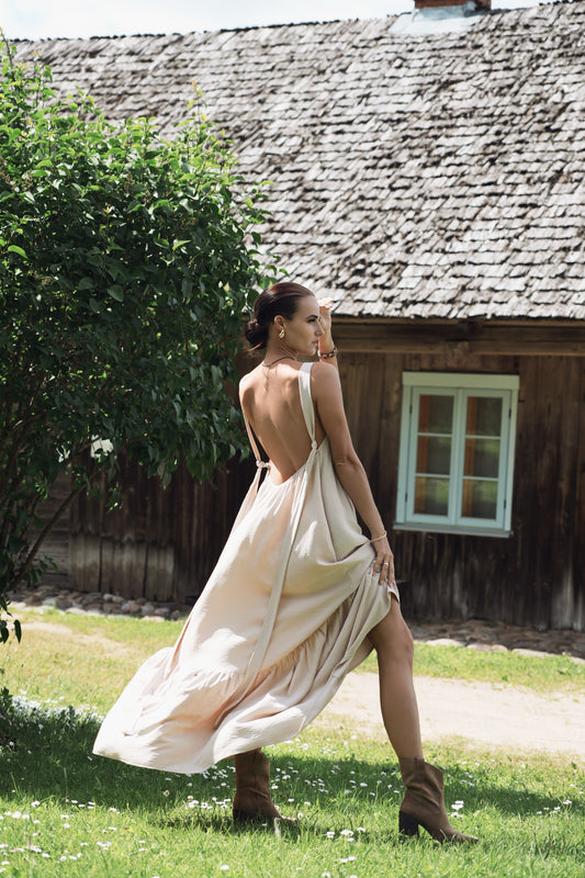 Gara volānkleita ar atsegtu muguras daļu un dekoltē šķēlumu