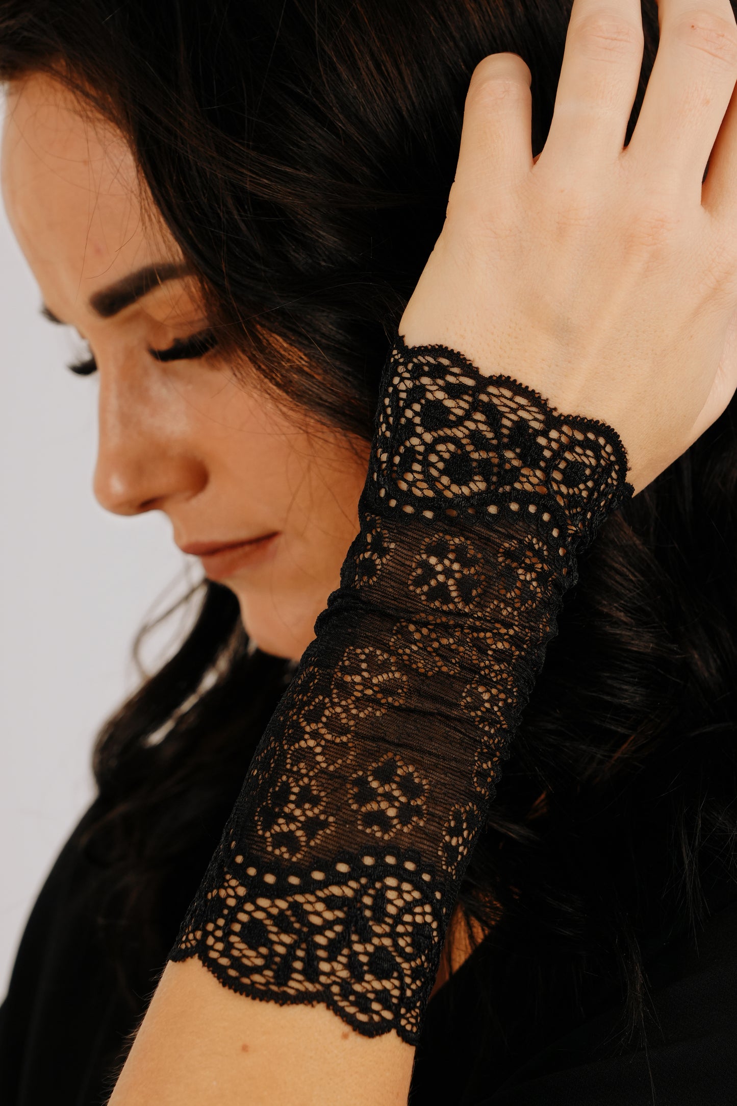 Melnas pieguļošas mežģīņu aproces