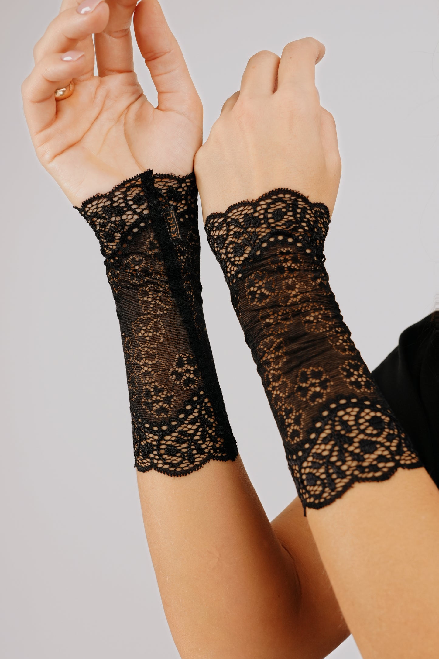 Melnas pieguļošas mežģīņu aproces