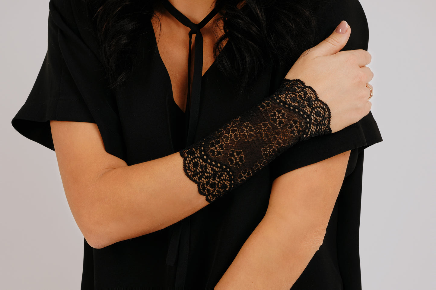 Melnas pieguļošas mežģīņu aproces