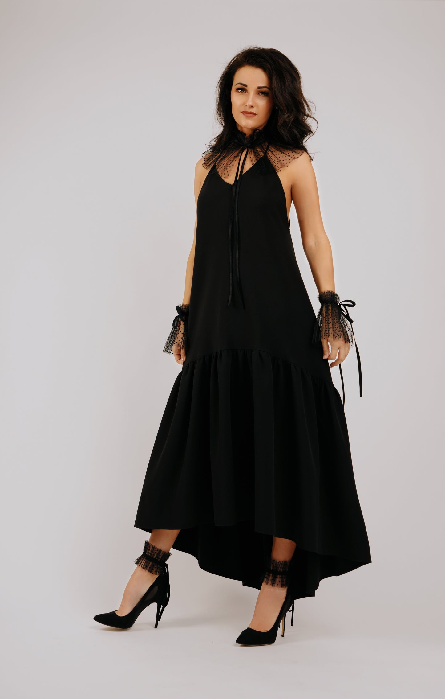 Melnas pumpiņtillas aproces ar dekoratīvu lentu