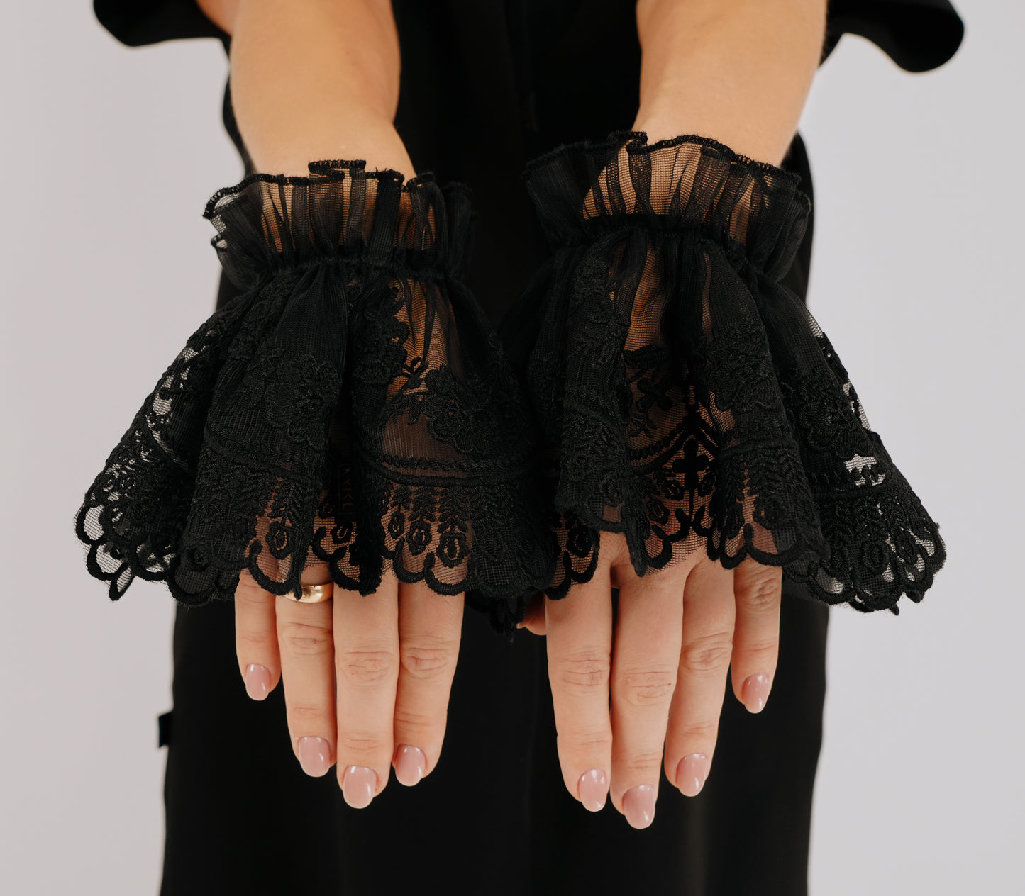 Melnas gotu stila mežģīņu aproces