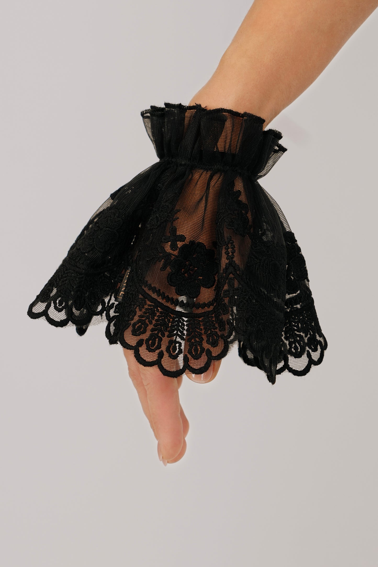 Melnas gotu stila mežģīņu aproces