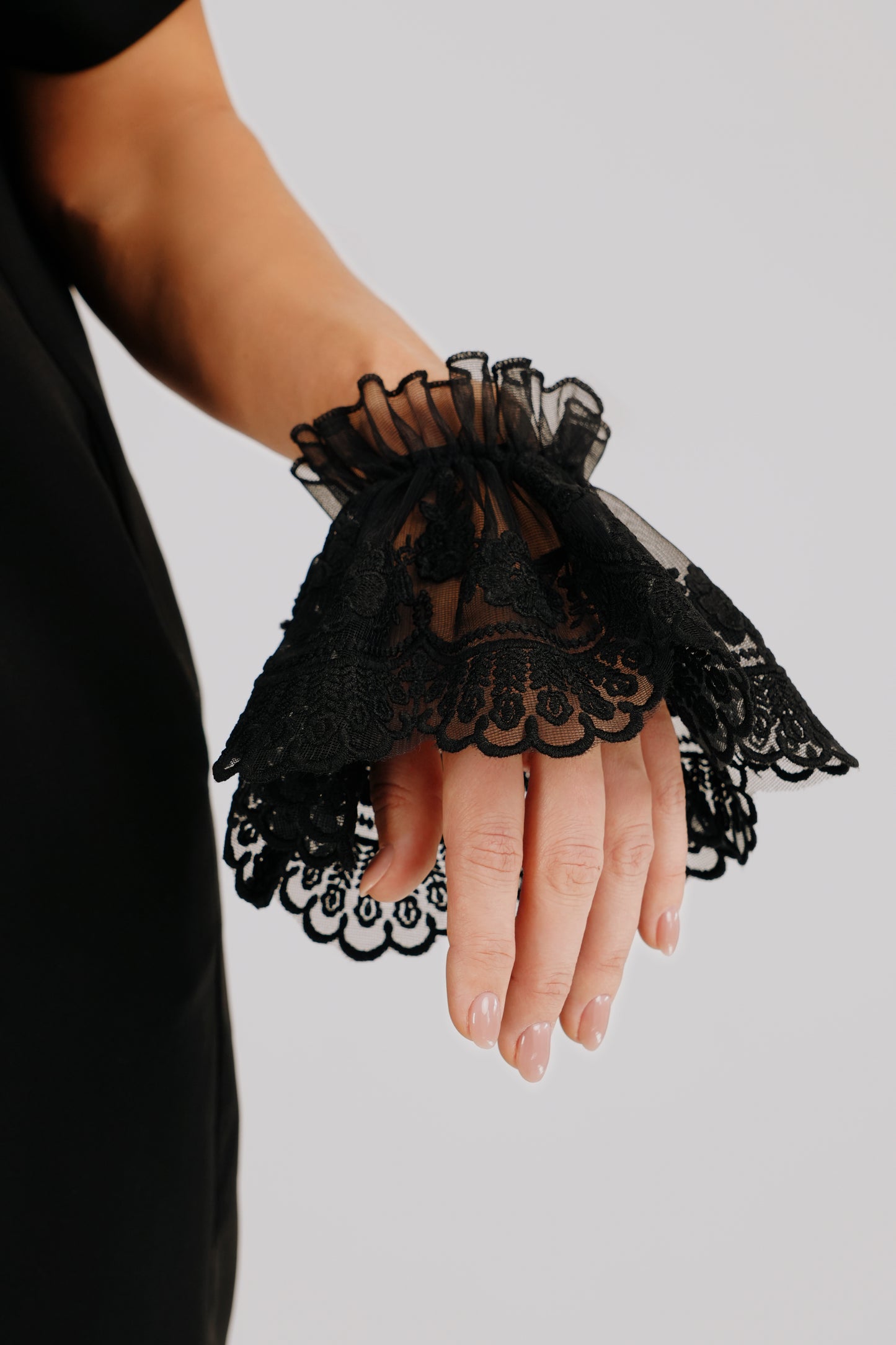 Melnas gotu stila mežģīņu aproces