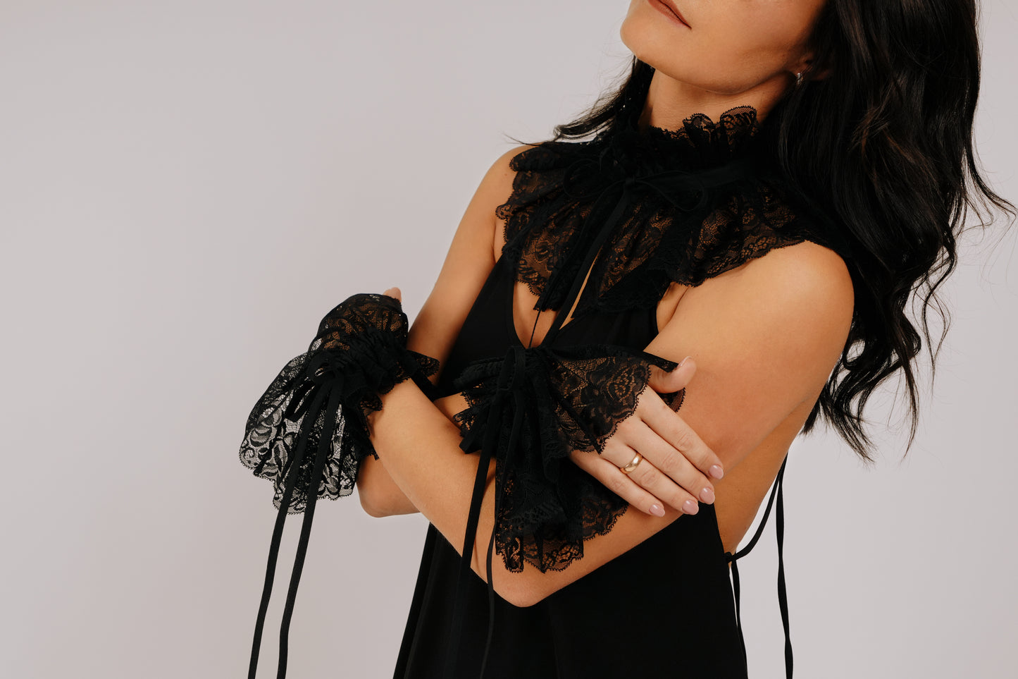 Melns sienams mežģīņu žabo