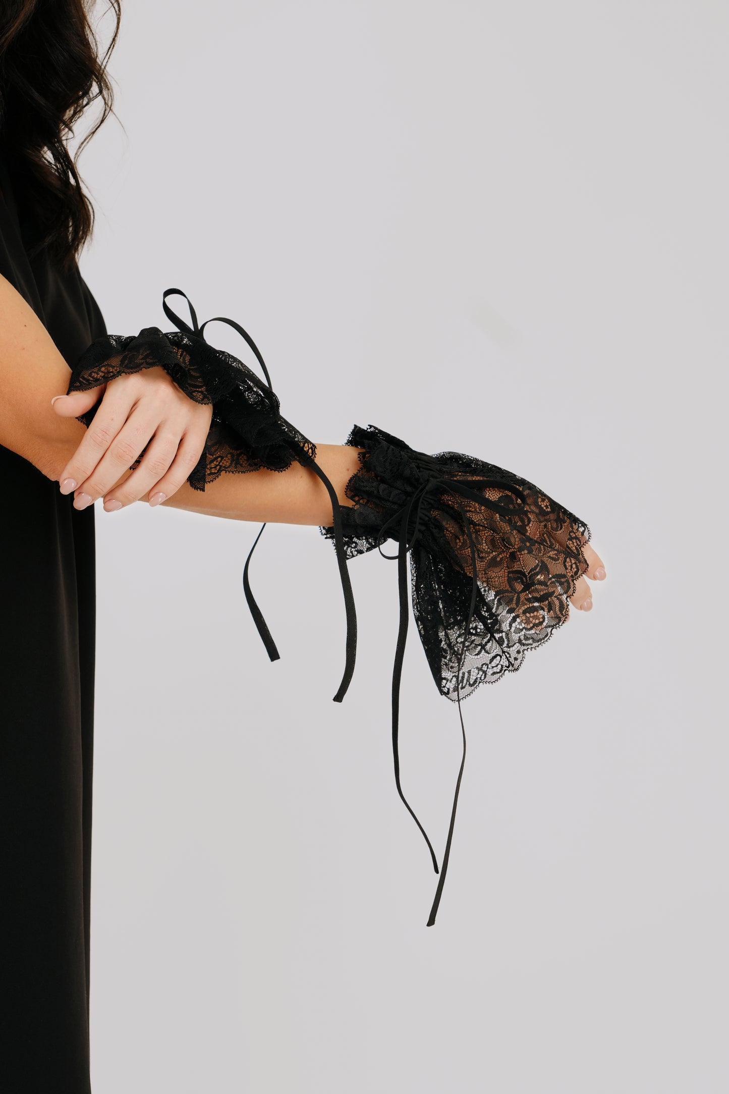 Melns, sienams mežģīņu žabo un aproces ar dekoratīvu lentu