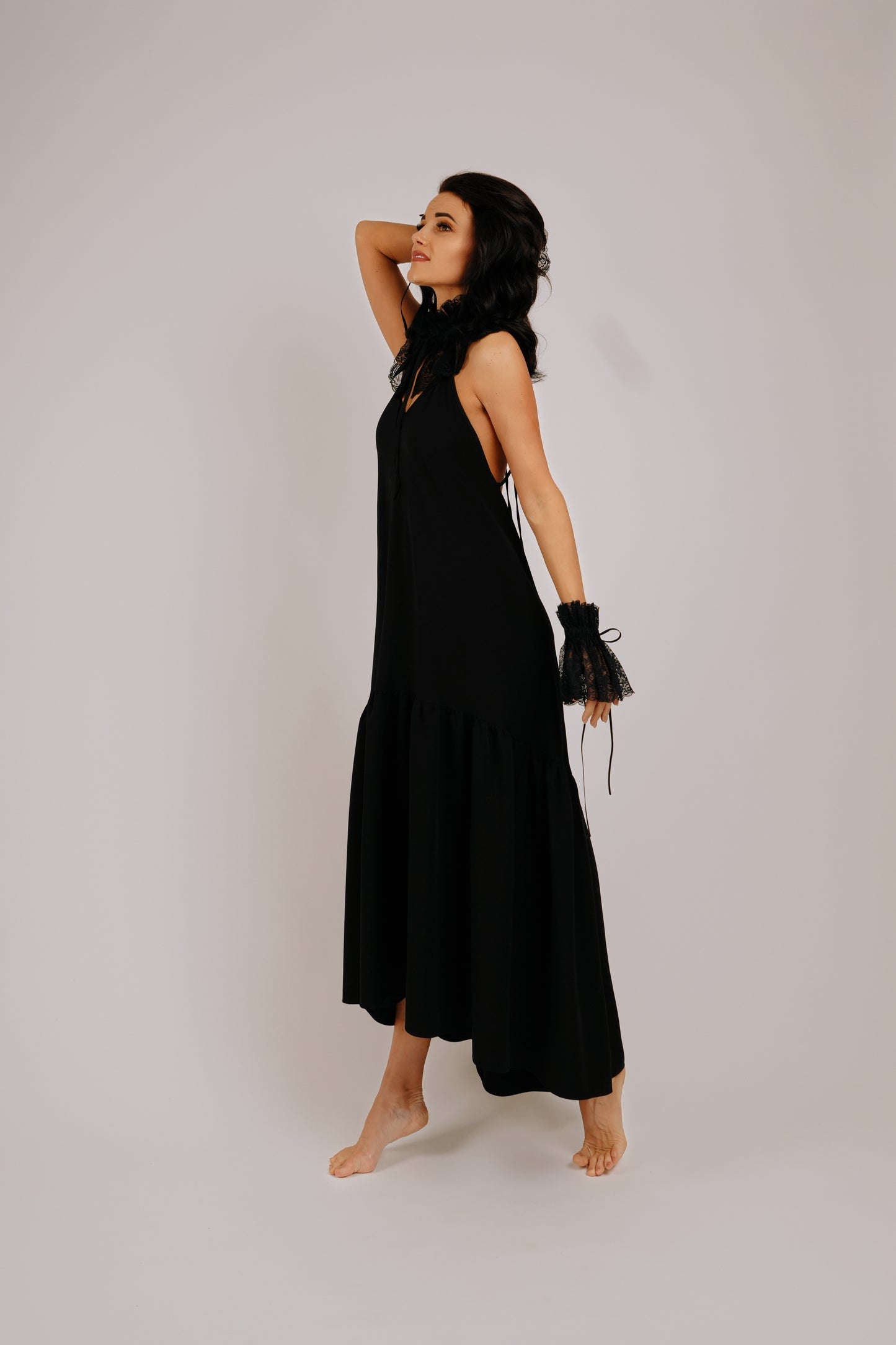 Melnas mežģīņu aproces ar dekoratīvu lentu