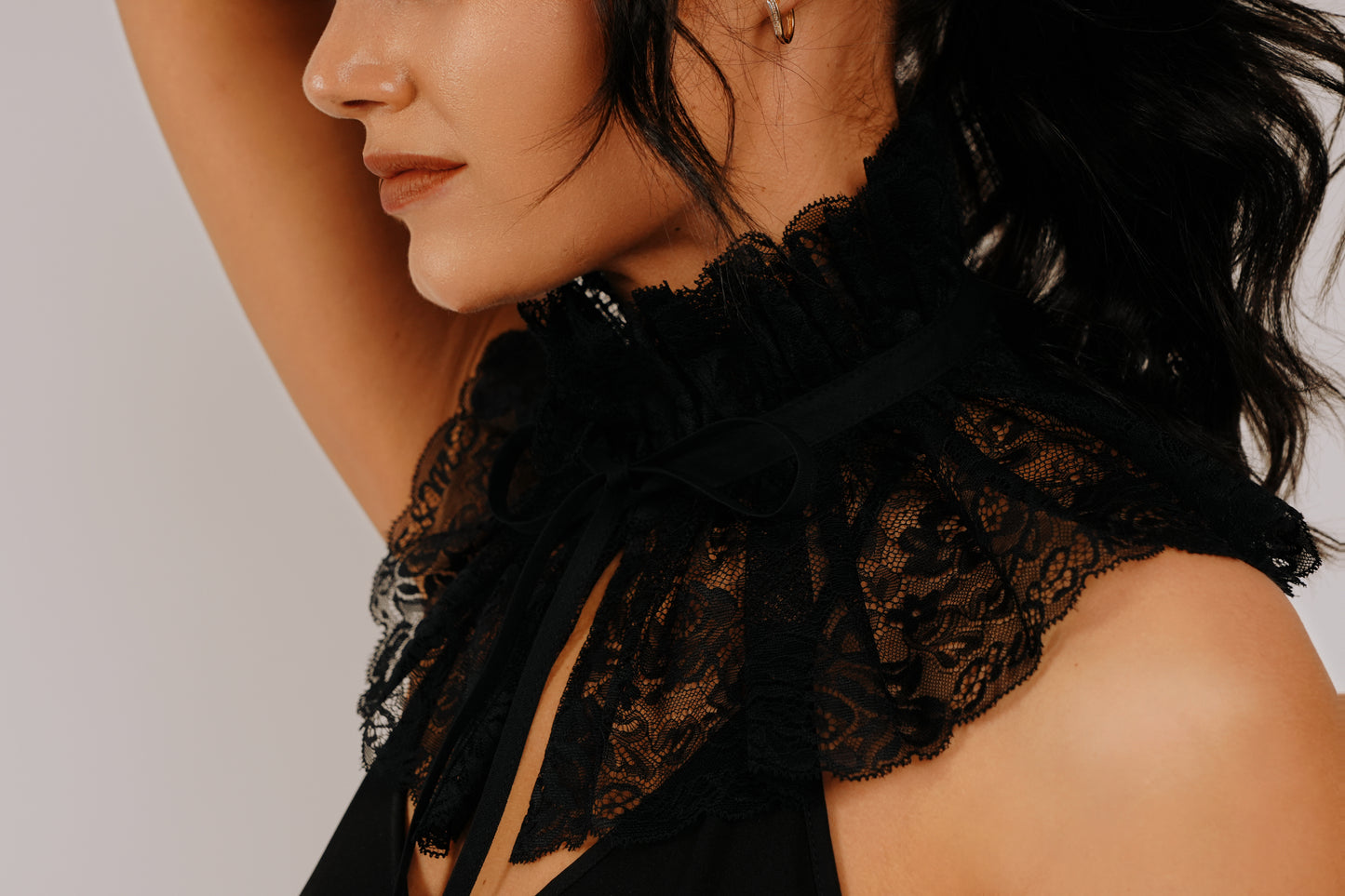 Melns, sienams mežģīņu žabo un aproces ar dekoratīvu lentu