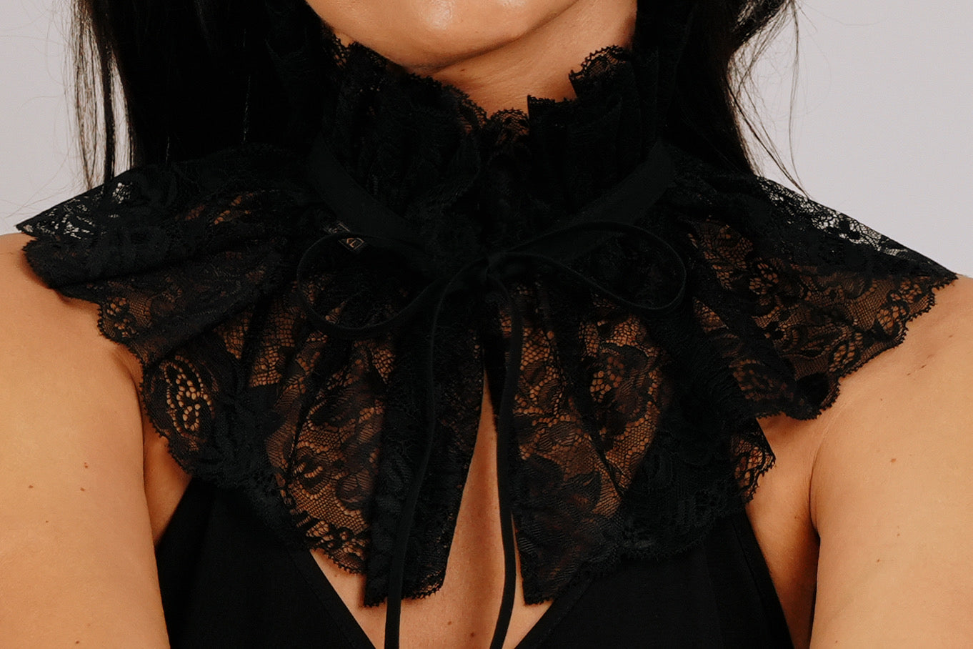 Melns sienams mežģīņu žabo