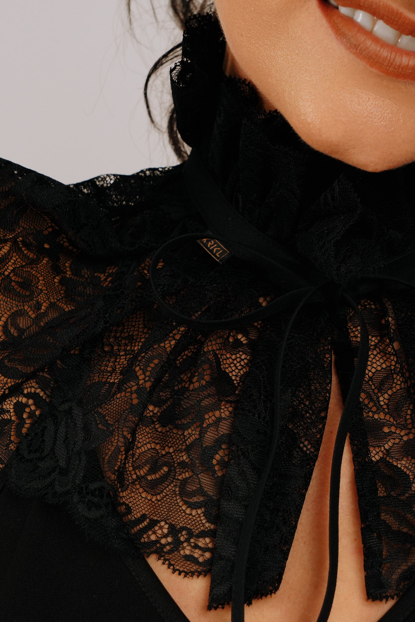 Melns sienams mežģīņu žabo