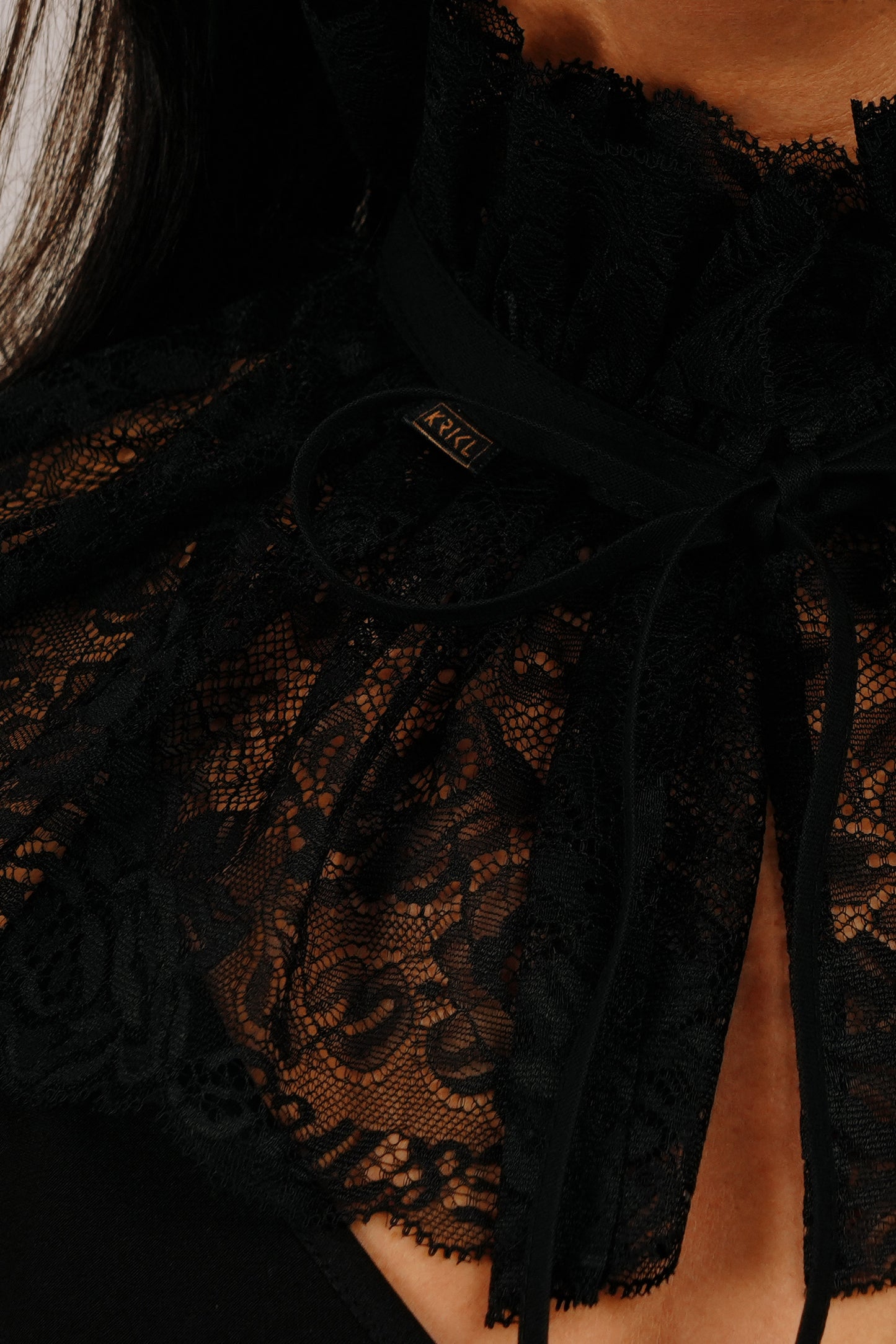 Melns sienams mežģīņu žabo