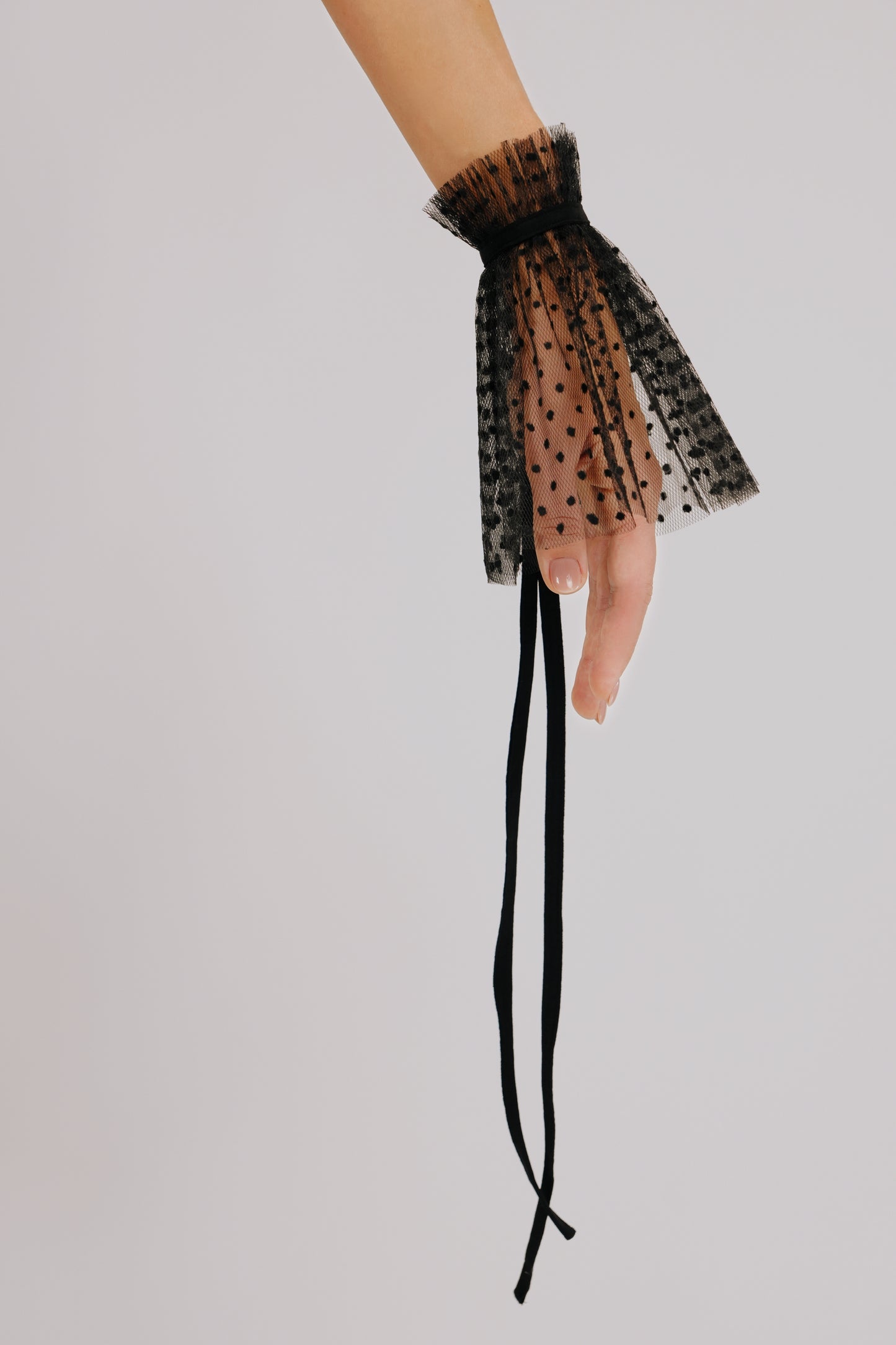 Melnas pumpiņtillas aproces ar dekoratīvu lentu