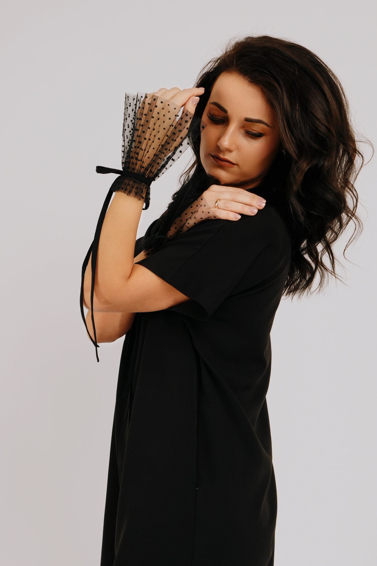 Melnas pumpiņtillas aproces ar dekoratīvu lentu