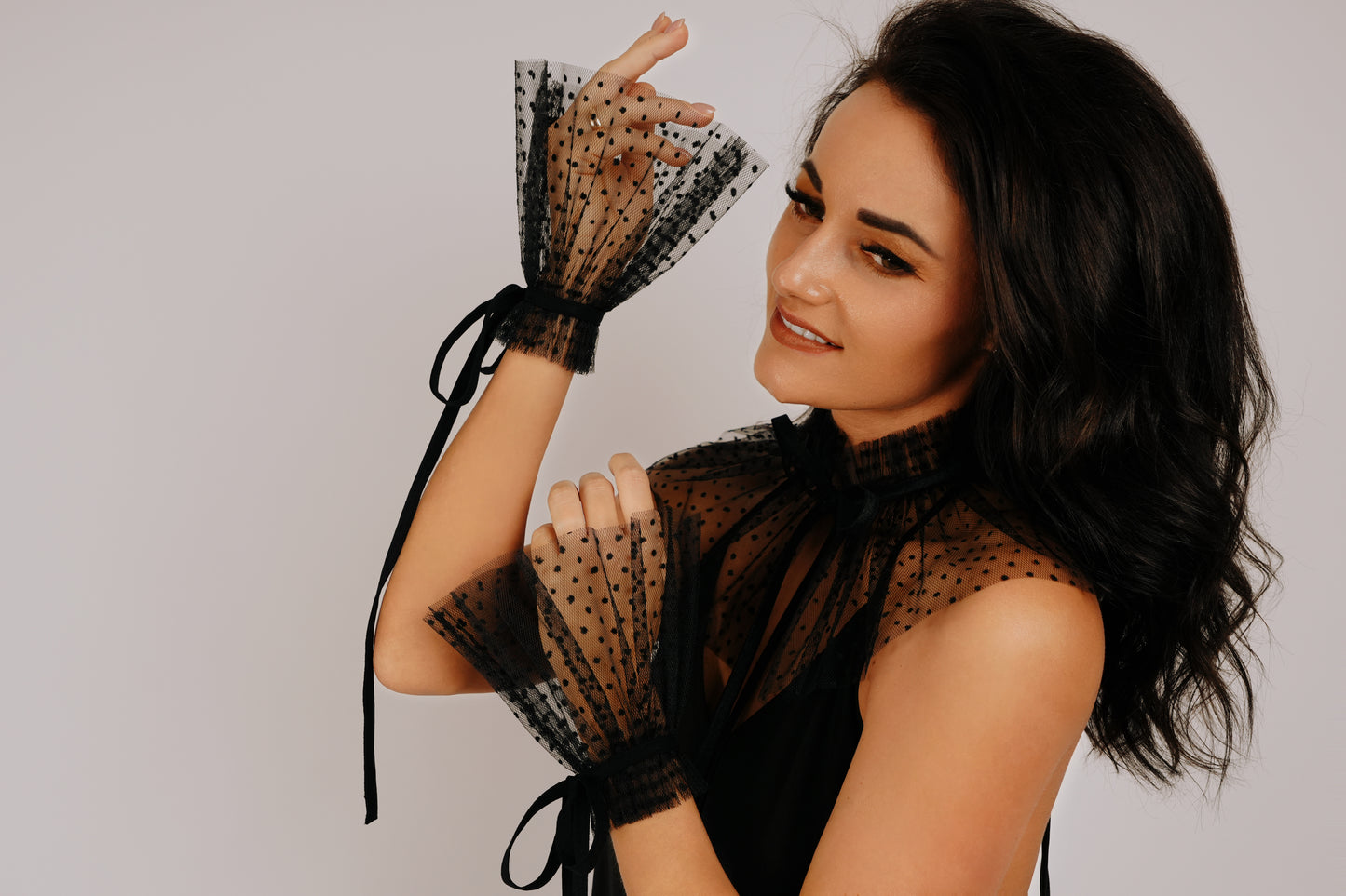 Melnas pumpiņtillas aproces ar dekoratīvu lentu