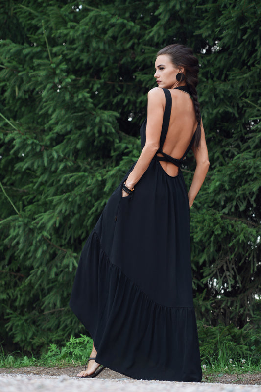 Gara volānkleita ar atsegtu muguras daļu un dekoltē šķēlumu