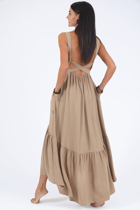 Gara volānkleita ar atsegtu muguras daļu un dekoltē šķēlumu