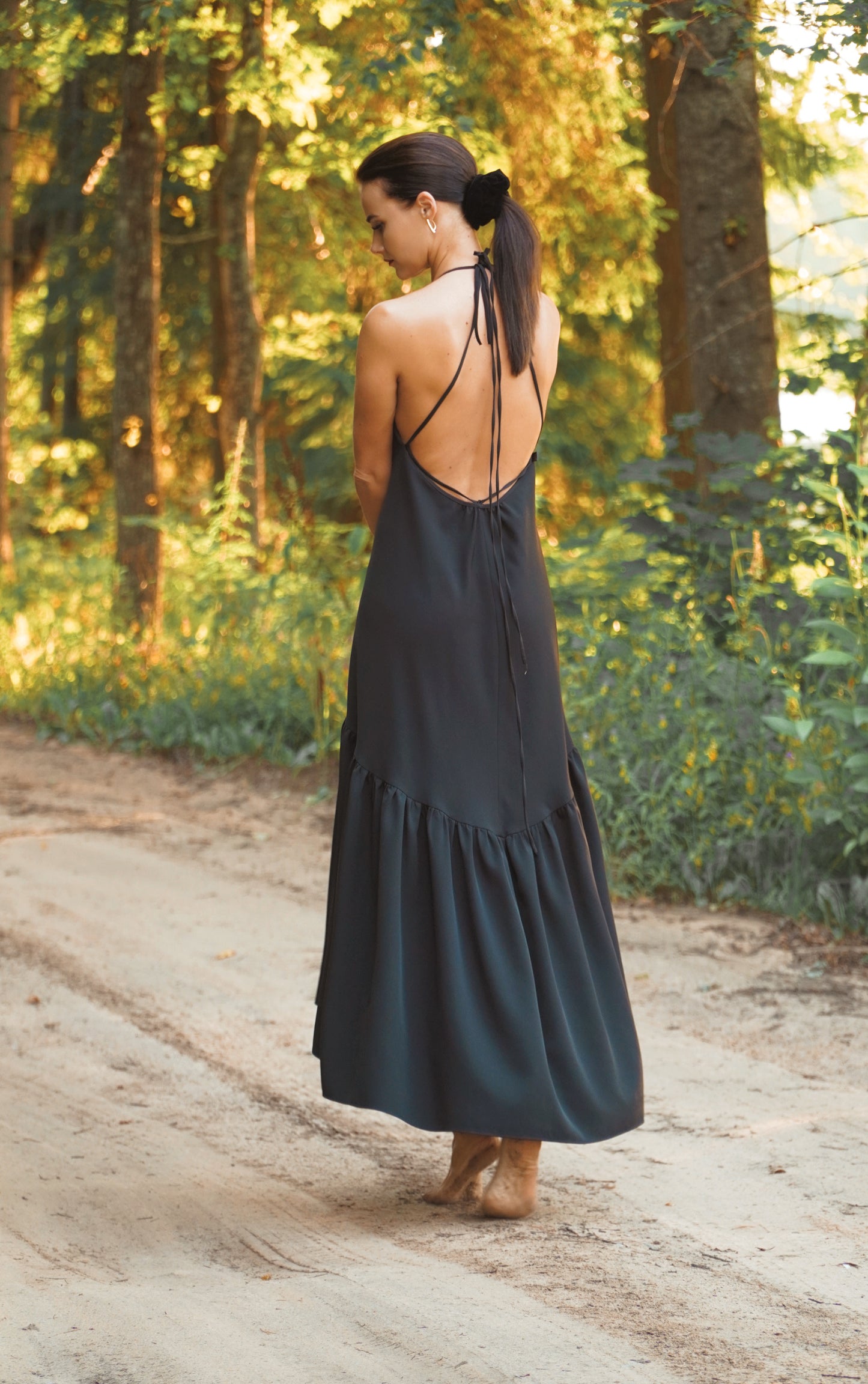 Gara volānkleita ar atsegtu muguras daļu