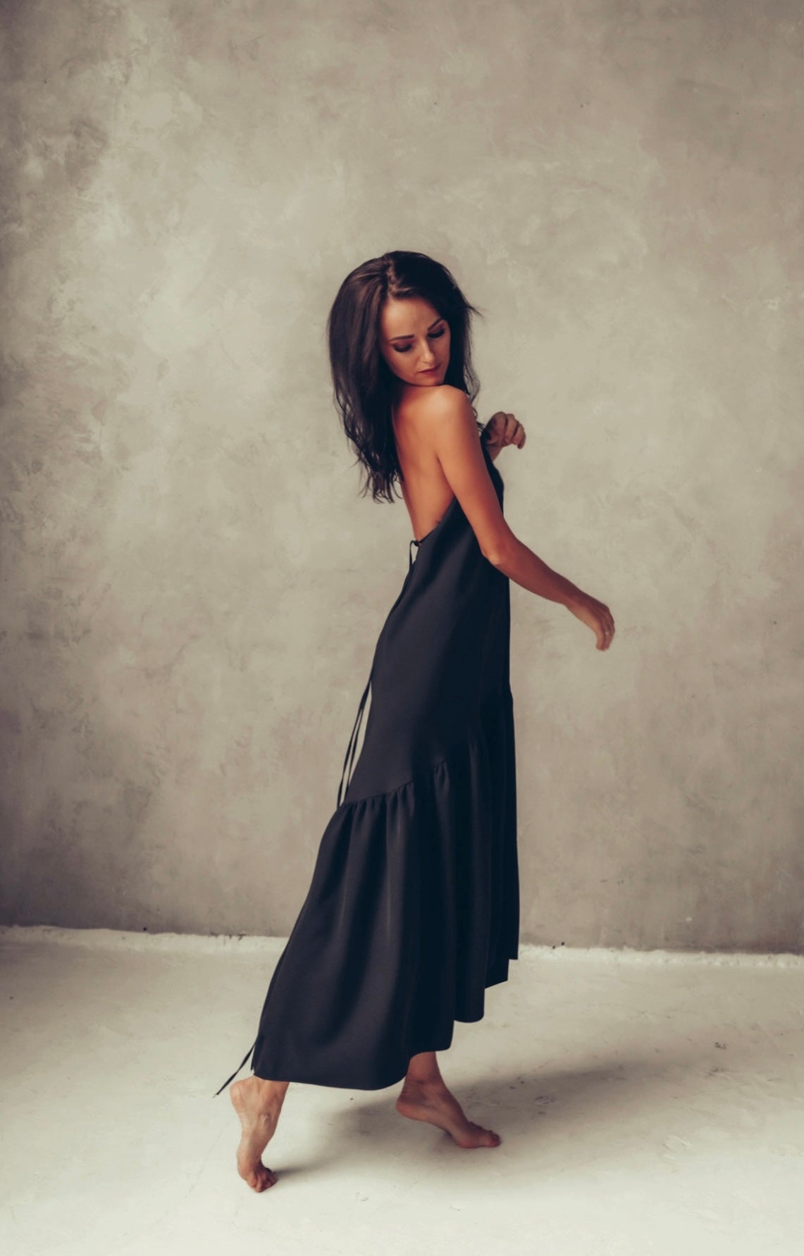 Gara volānkleita ar atsegtu muguras daļu