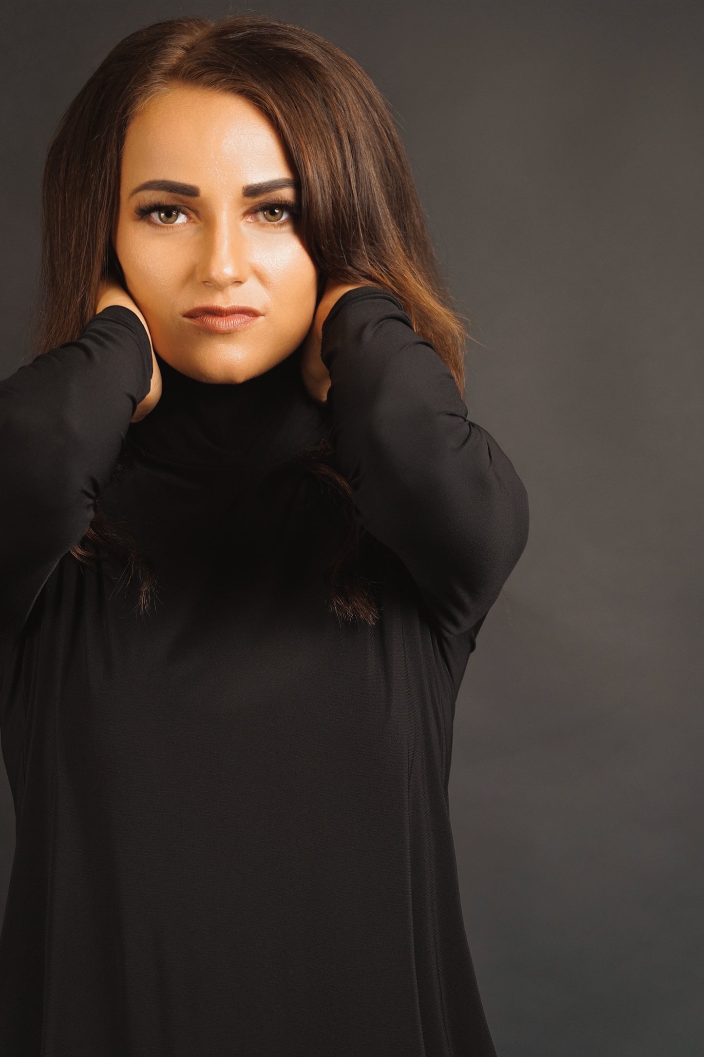 Melna kleita ar volānu no elastīga auduma