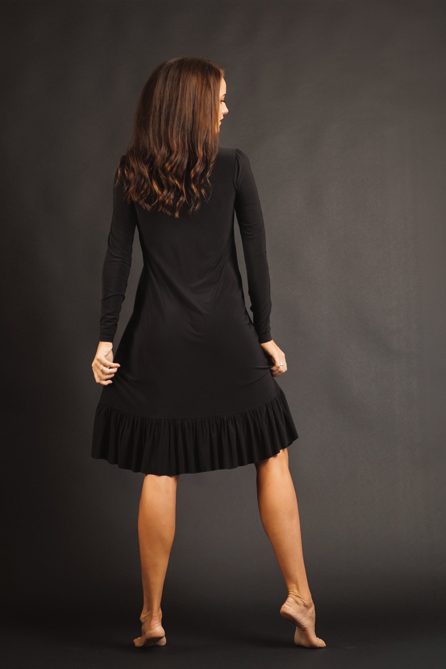 Melna kleita ar volānu no elastīga auduma