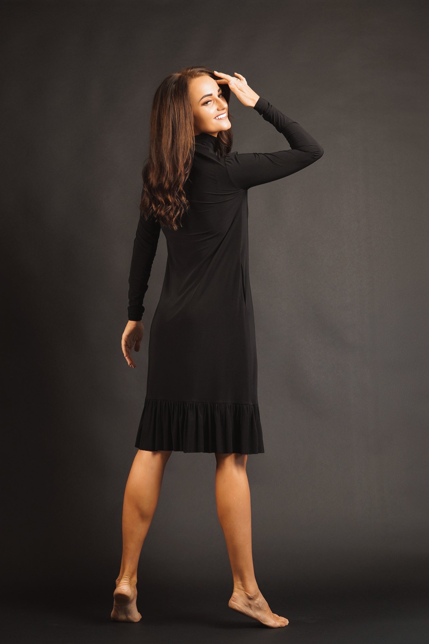 Melna kleita ar volānu no elastīga auduma