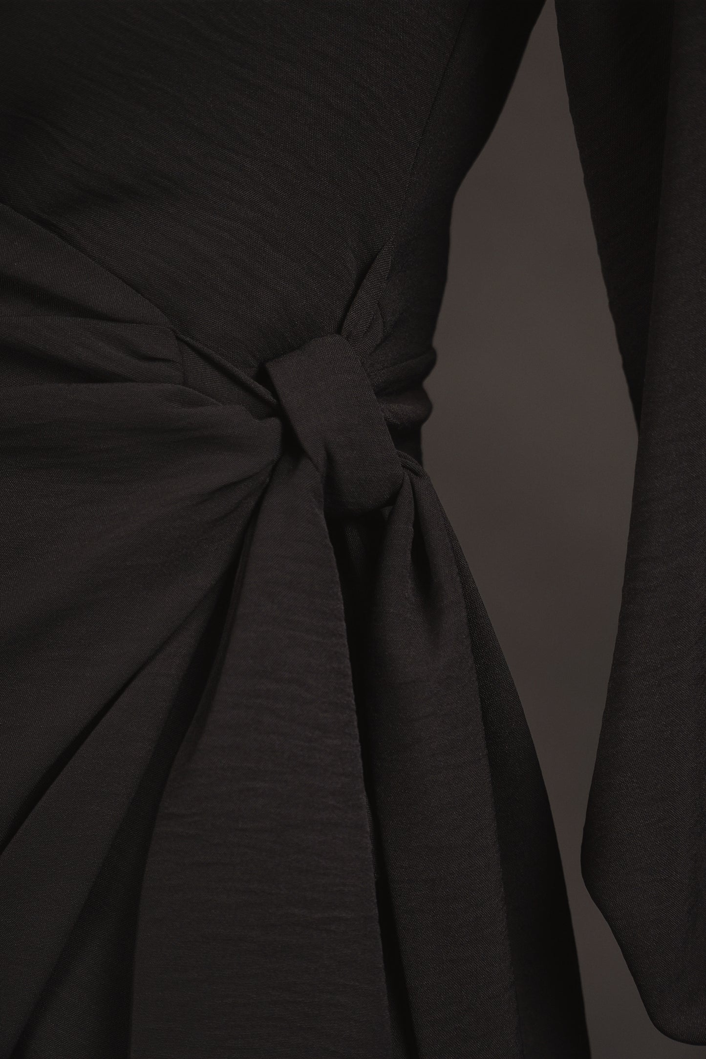 Sasienama kleita no neburzīga auduma