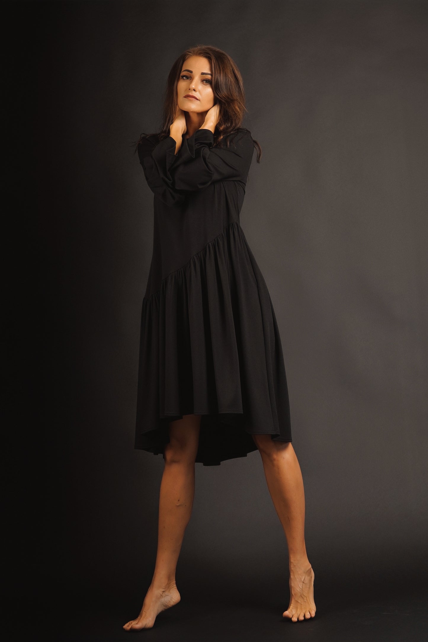 Kleita ar slīpu volānu un paplatinātām piedurknēm