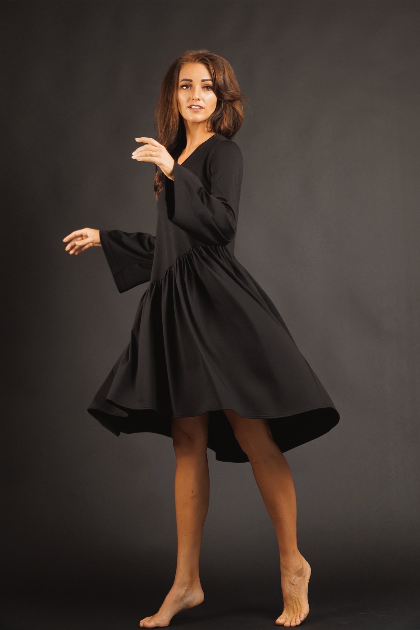 Kleita ar slīpu volānu un paplatinātām piedurknēm