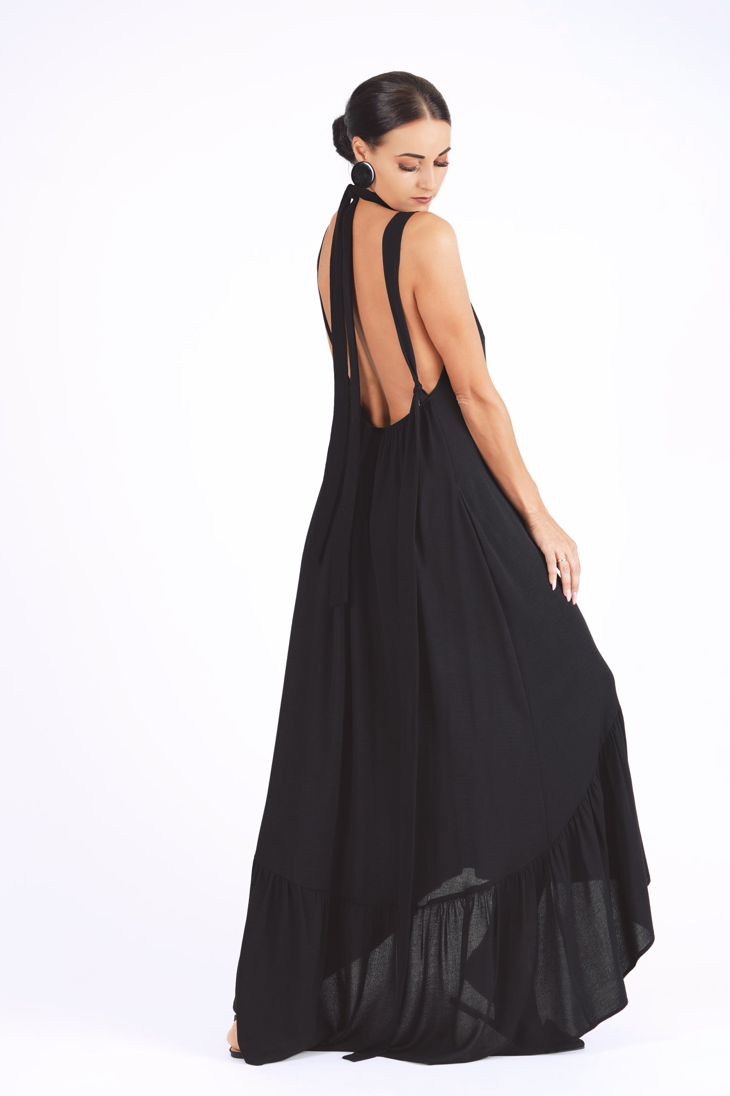 Gara volānkleita ar atsegtu muguras daļu un dekoltē šķēlumu