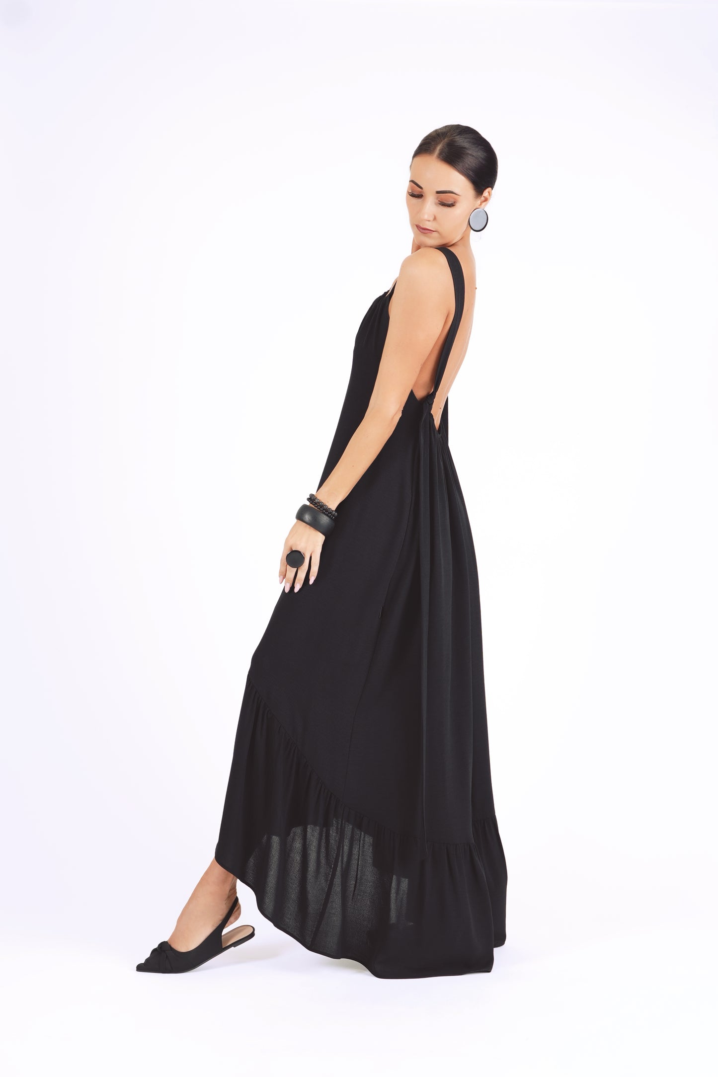 Gara volānkleita ar atsegtu muguras daļu un dekoltē šķēlumu