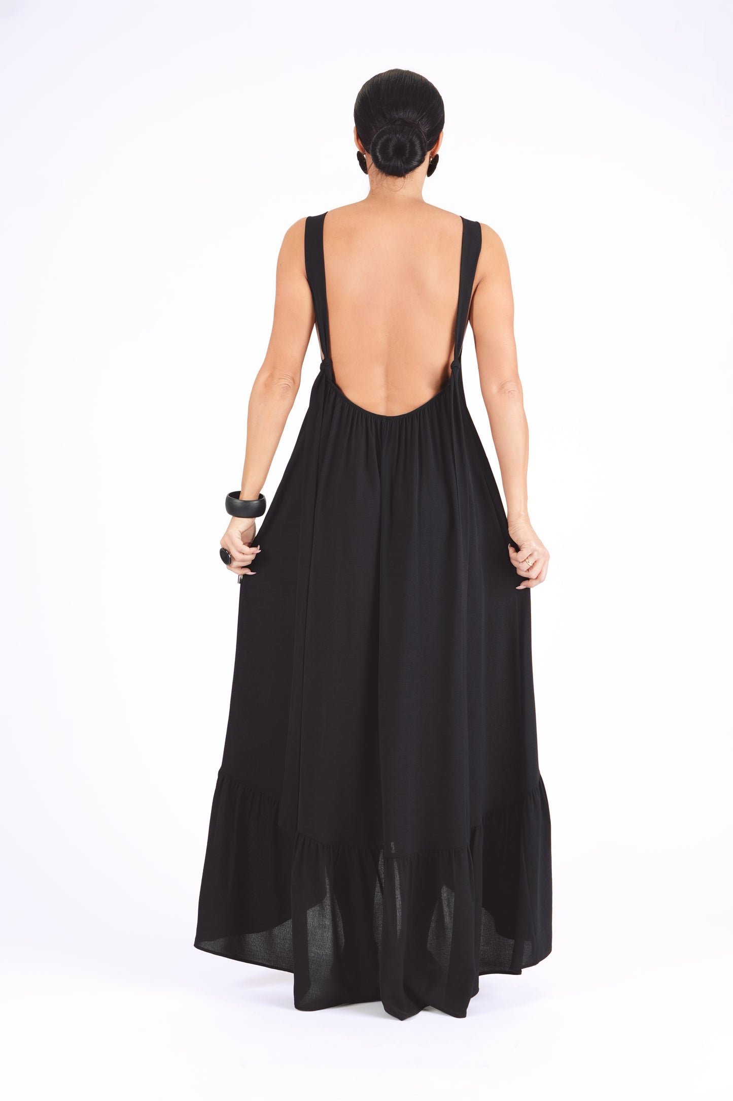 Gara volānkleita ar atsegtu muguras daļu un dekoltē šķēlumu