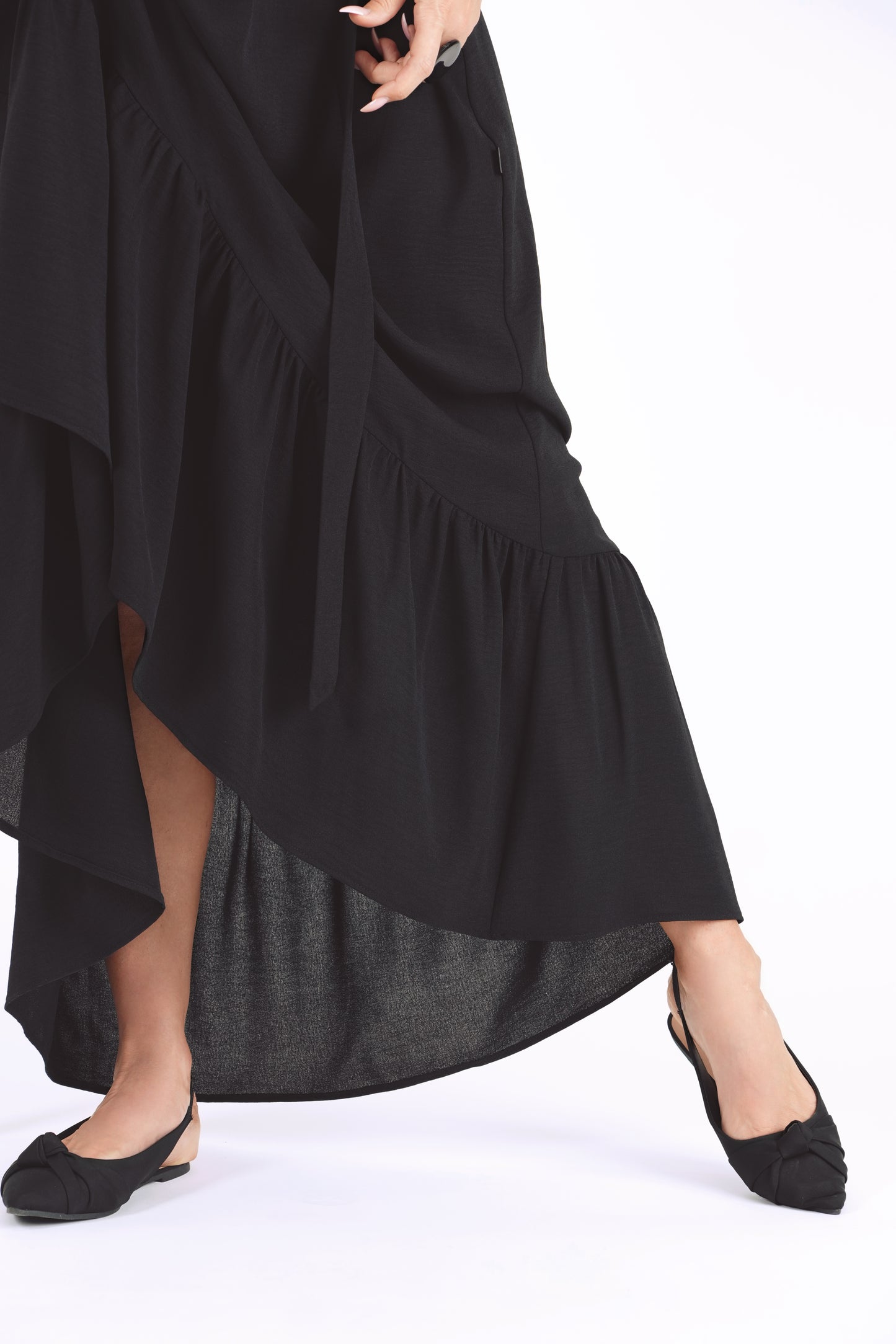 Gara volānkleita ar atsegtu muguras daļu un dekoltē šķēlumu