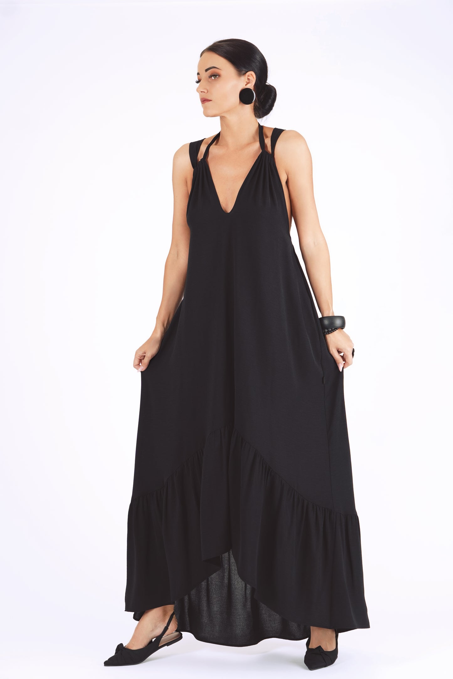 Gara volānkleita ar atsegtu muguras daļu un dekoltē šķēlumu