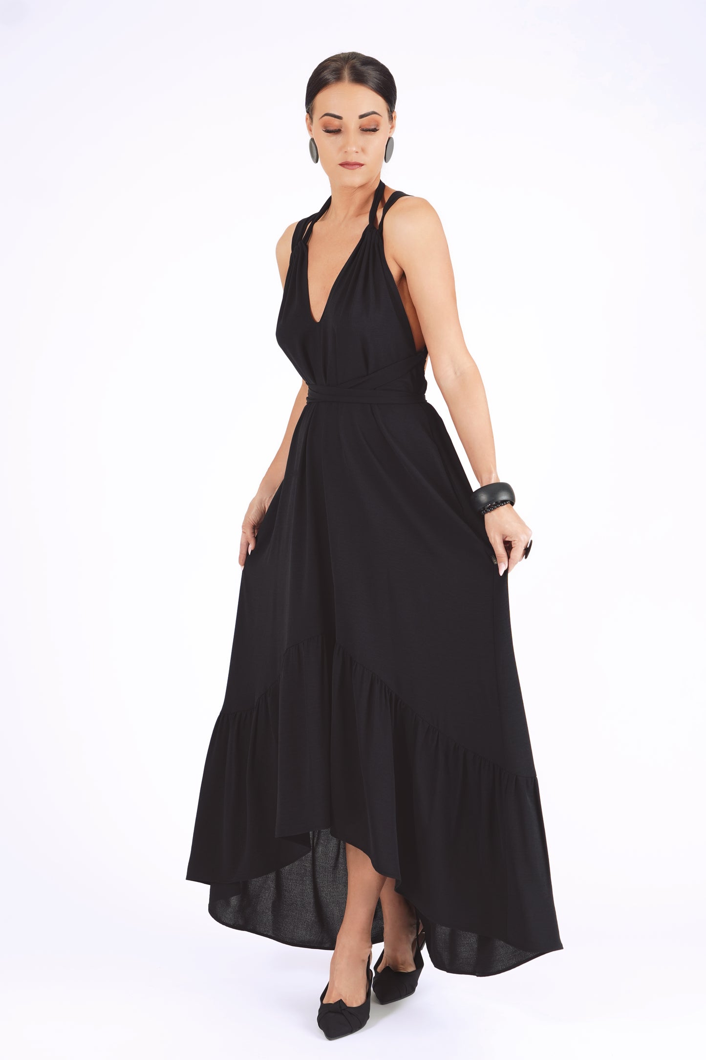 Gara volānkleita ar atsegtu muguras daļu un dekoltē šķēlumu